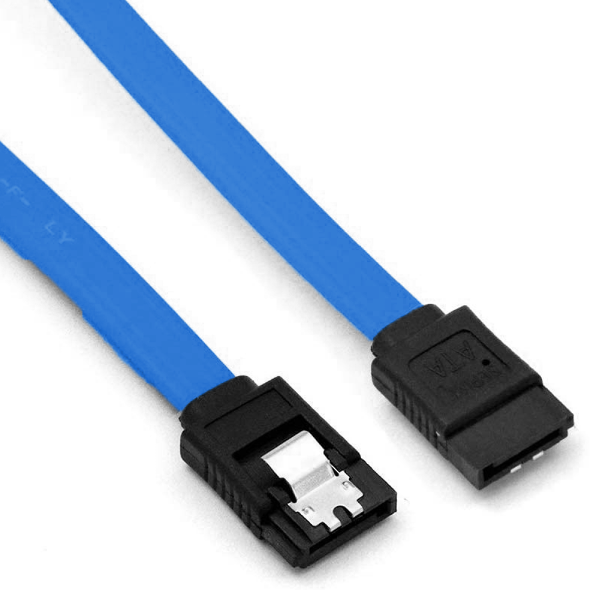 Blaues SATA-Kabel mit schwarzen Steckern. Auf den Steckern ist das SATA-Logo aufgedruckt.