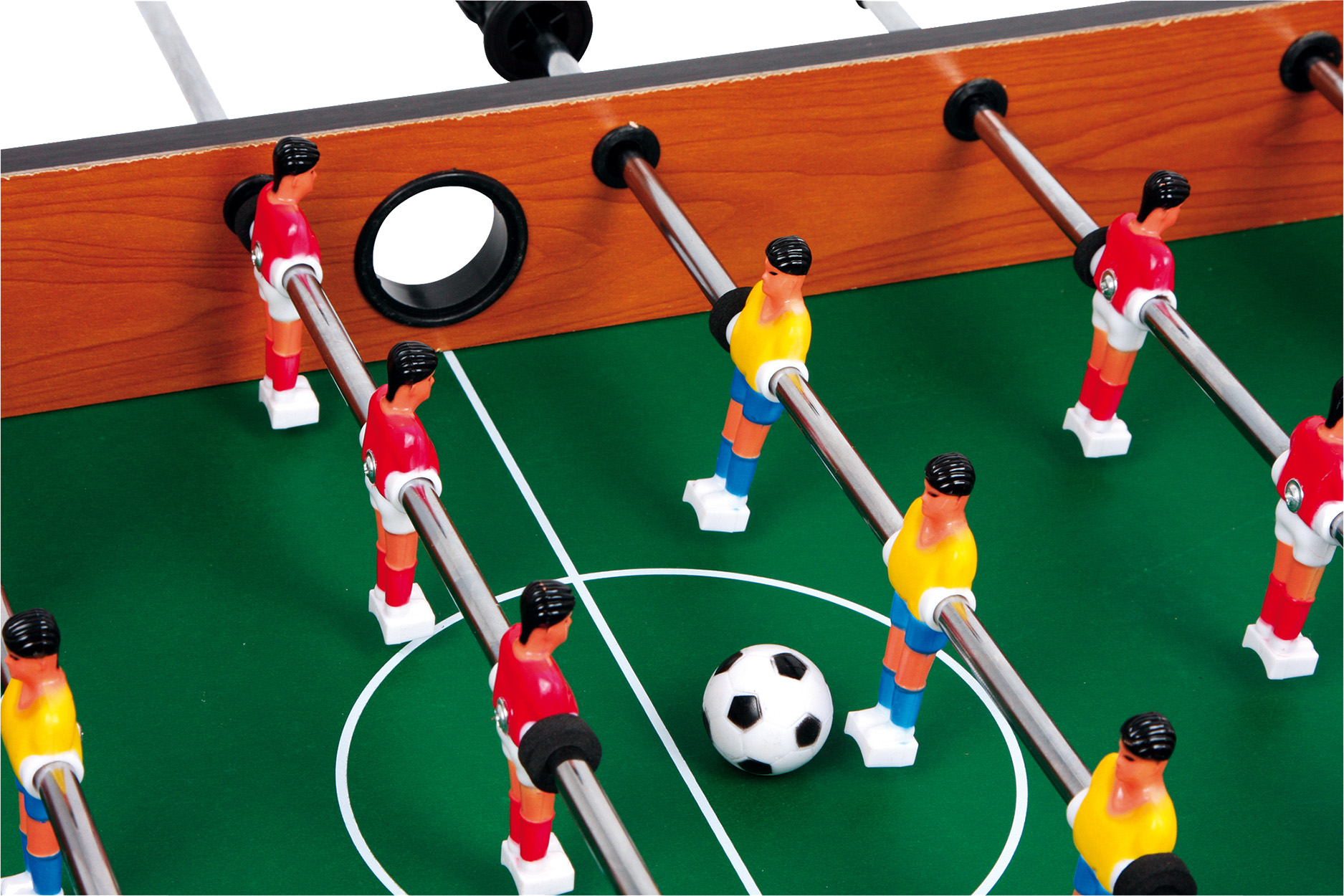 Tischfußball mit Spielern in Rot und Gelb. Ein schwarz-weißer Fußball liegt auf dem grünen Feld.
