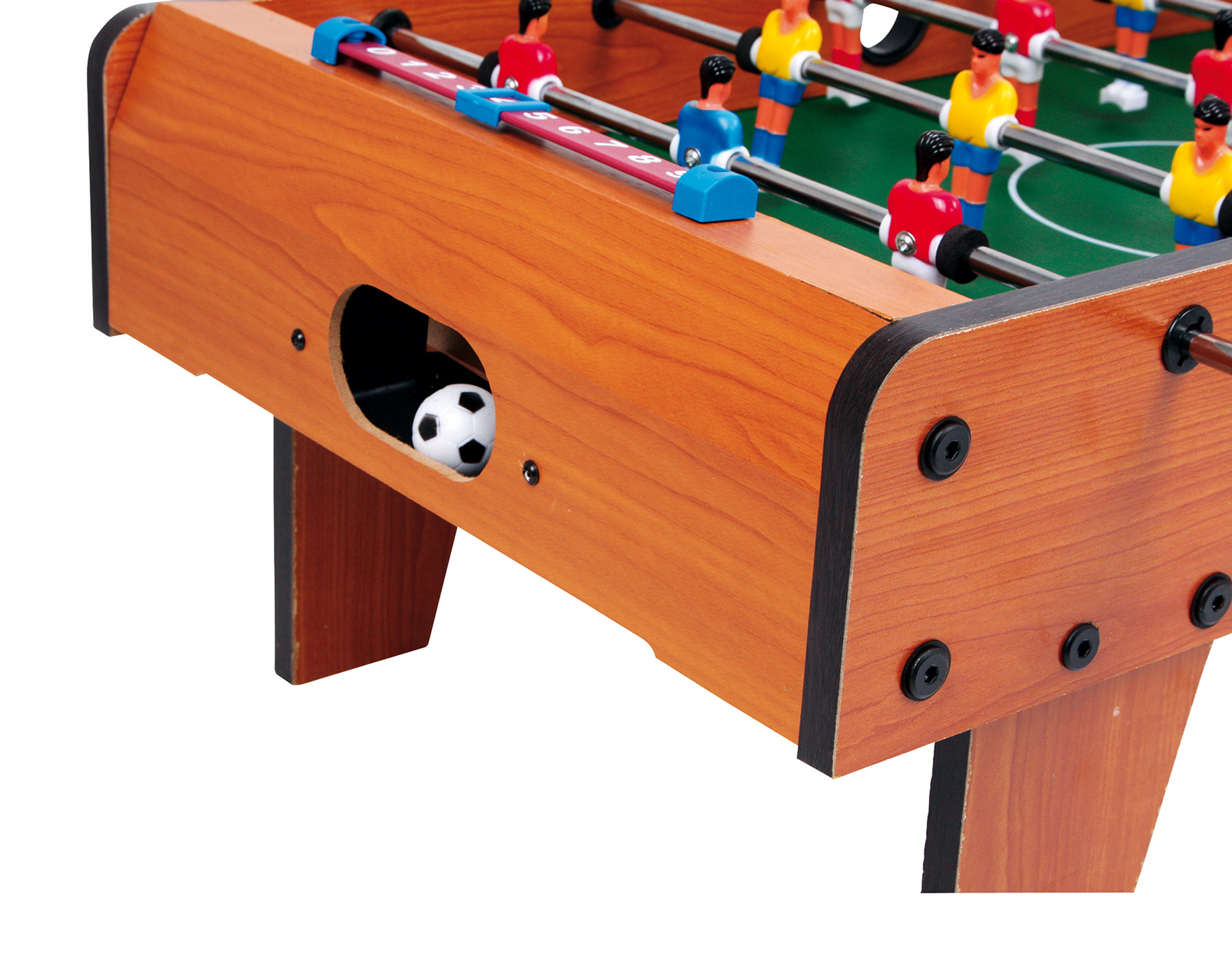Nahaufnahme eines Tischfußballspiels. Braunes Holz, grünes Feld, rote und gelbe Spieler, weißer Ball.