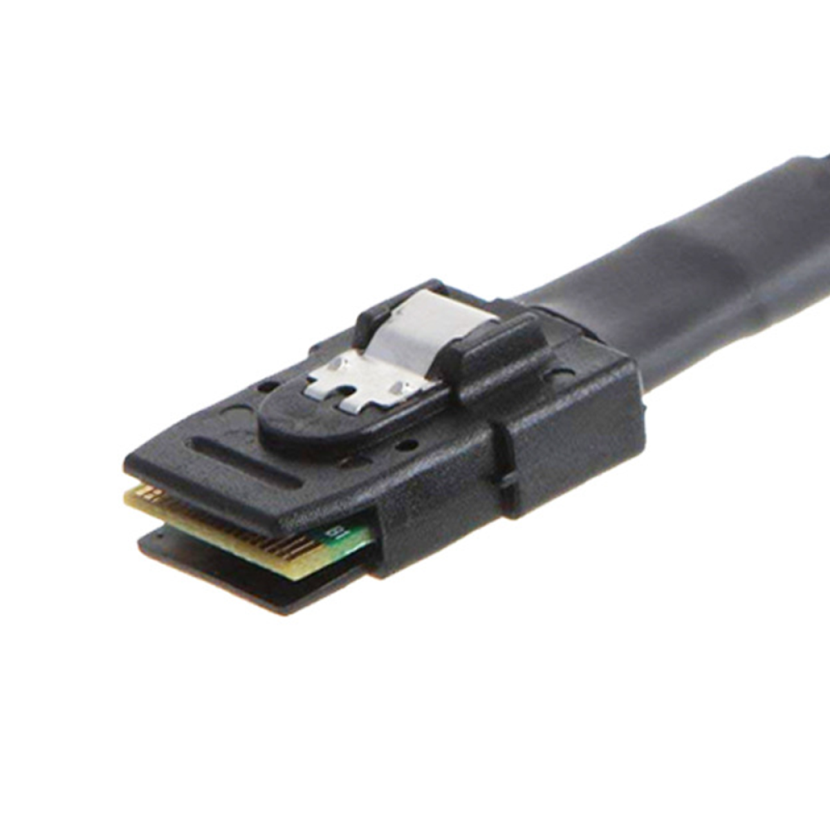 Nahaufnahme eines schwarzen Steckers mit Goldkontakten, Kabel angeschlossen, auf Weiß.