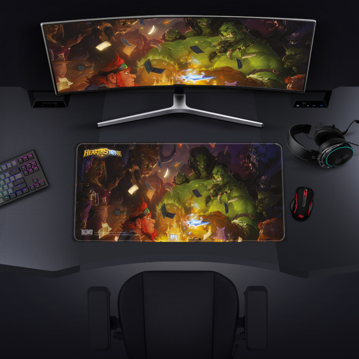 Configurazione gaming: Monitor, mouse, cuffie, tastiera e tappetino. Il tappetino ha un'immagine di gioco.
