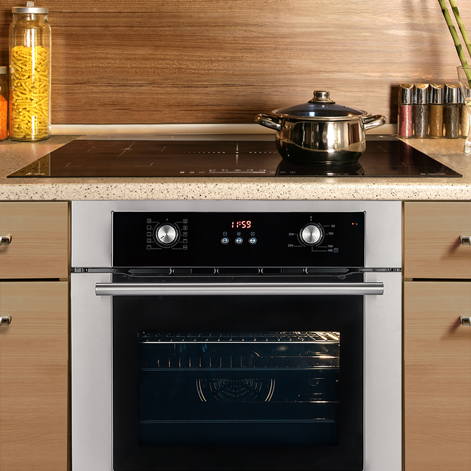 Backofen mit Digitalanzeige und Topf auf dem Herd. Gläser und Gewürze sind sichtbar.
