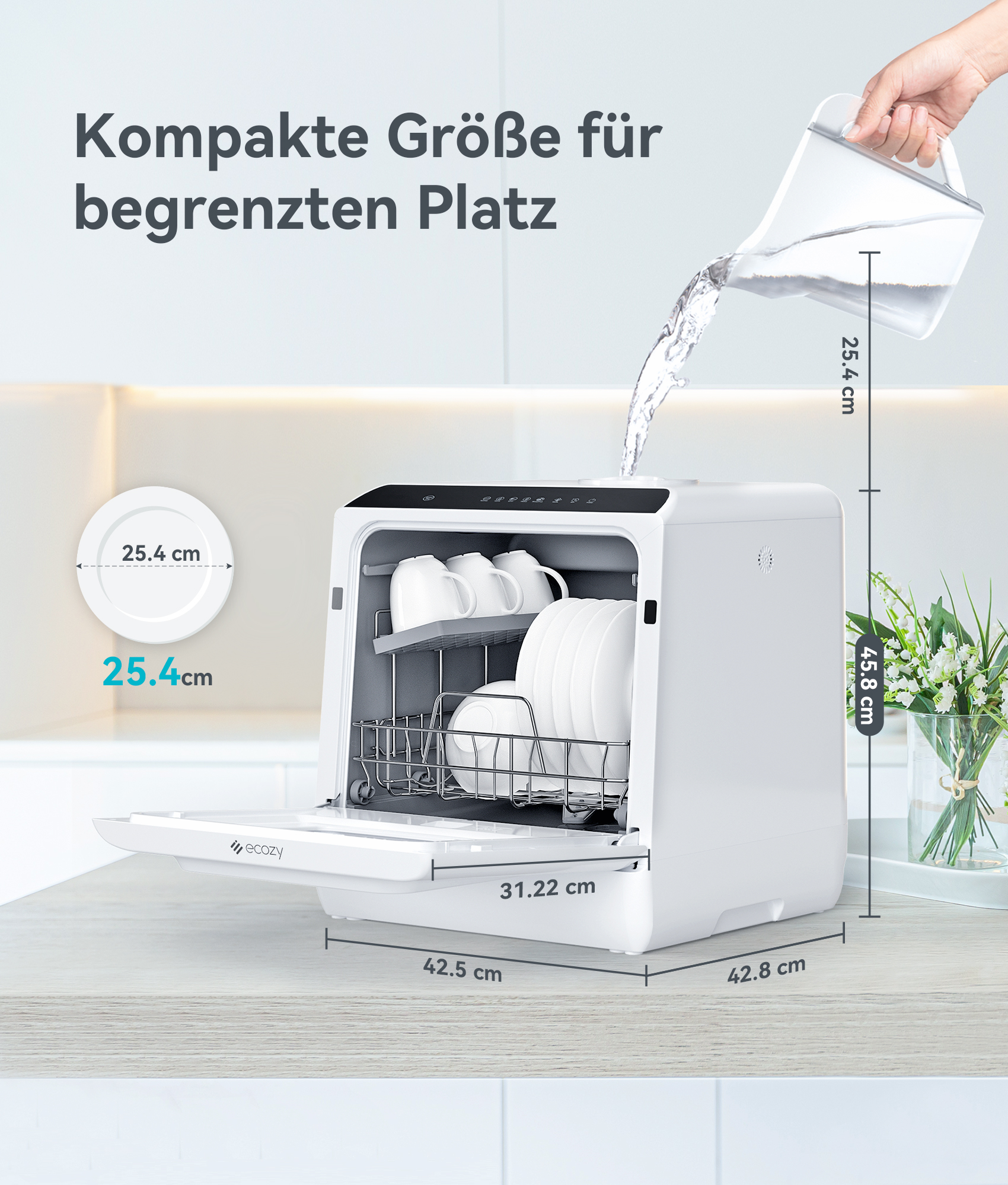 Ein weißer Tischgeschirrspüler mit offener Tür, der Geschirr zeigt und Abmessungen misst.