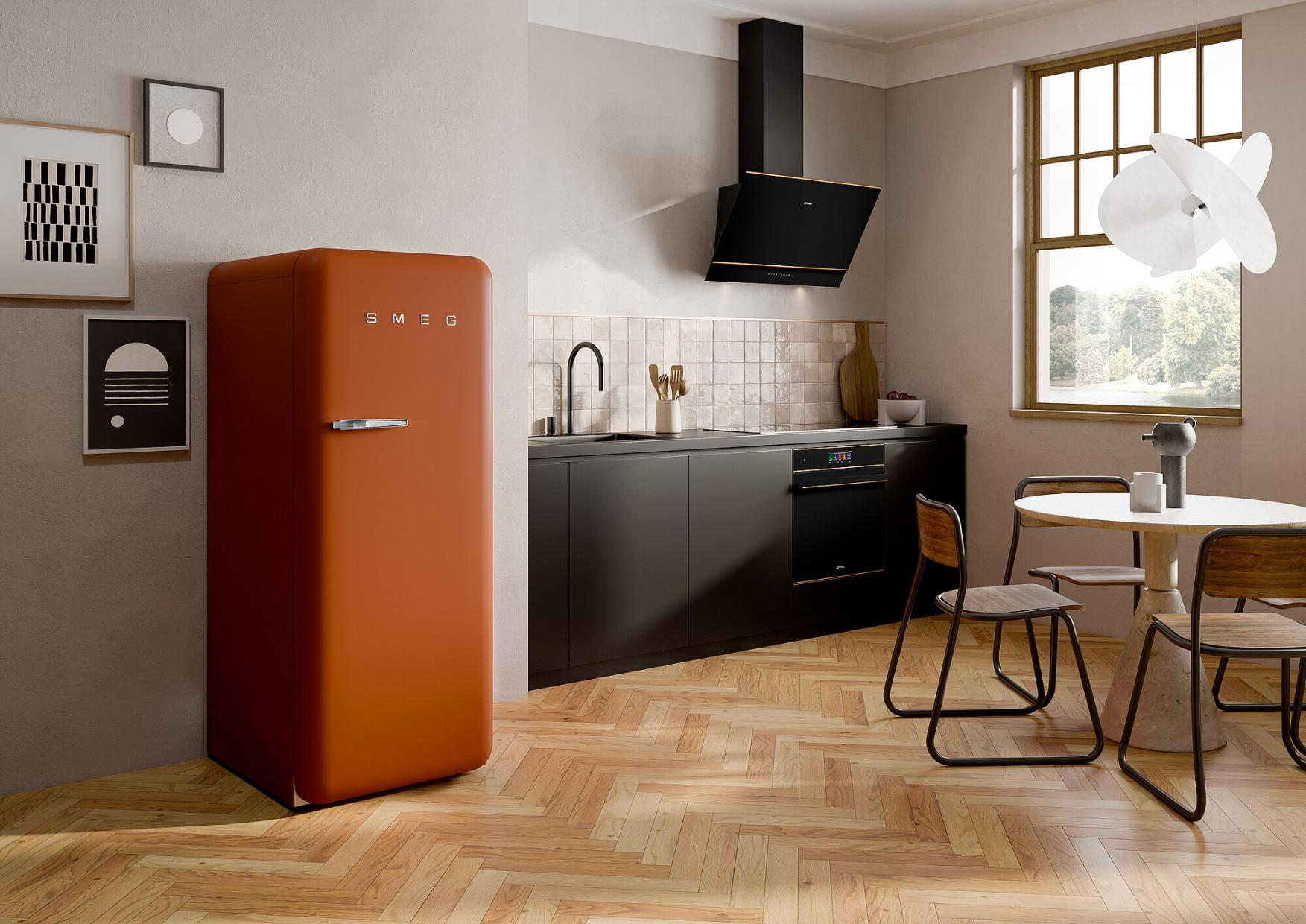 Cucina con frigorifero retrò arancione, elettrodomestici neri e pavimento in legno.