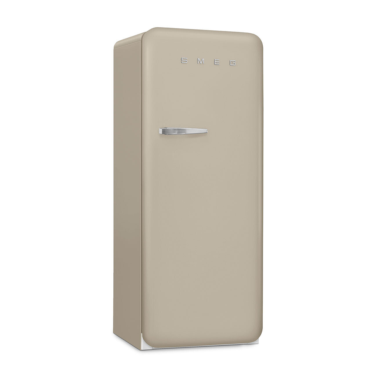 Refrigerador SMEG beige, puerta cerrada. Es un electrodoméstico de estilo retro, con asa cromada y fondo blanco.
