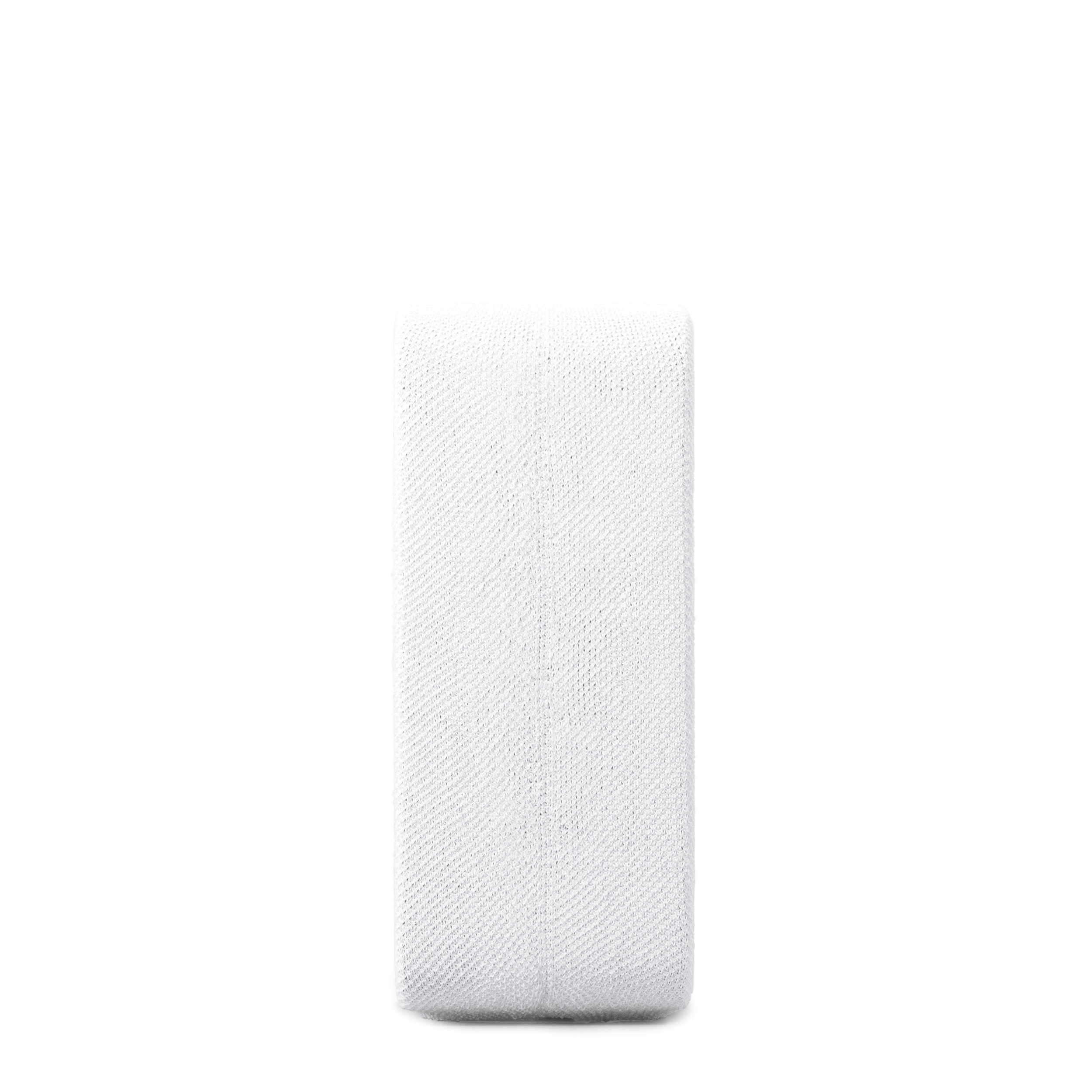 Rouleau de ruban adhésif médical blanc, debout. Surface texturée. Fond blanc.