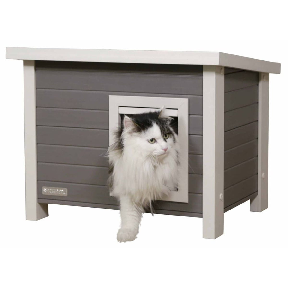 Una casetta per gatti grigia con un gatto che guarda fuori dalla finestra. La casa è rifinita in bianco.