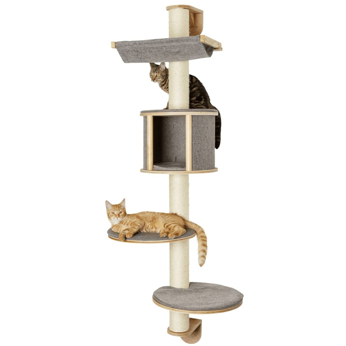 Katzenturm mit drei Plattformen und zwei Katzen.