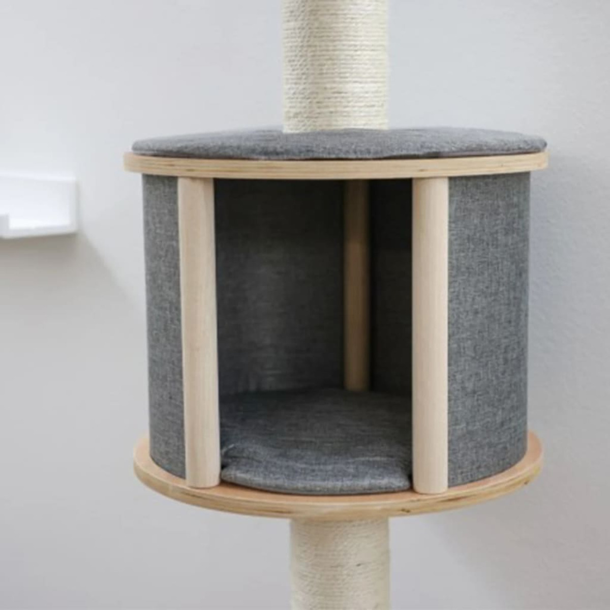 Katzenbaum mit grauem, zylindrischem Bett und beigem Kratzbaum.