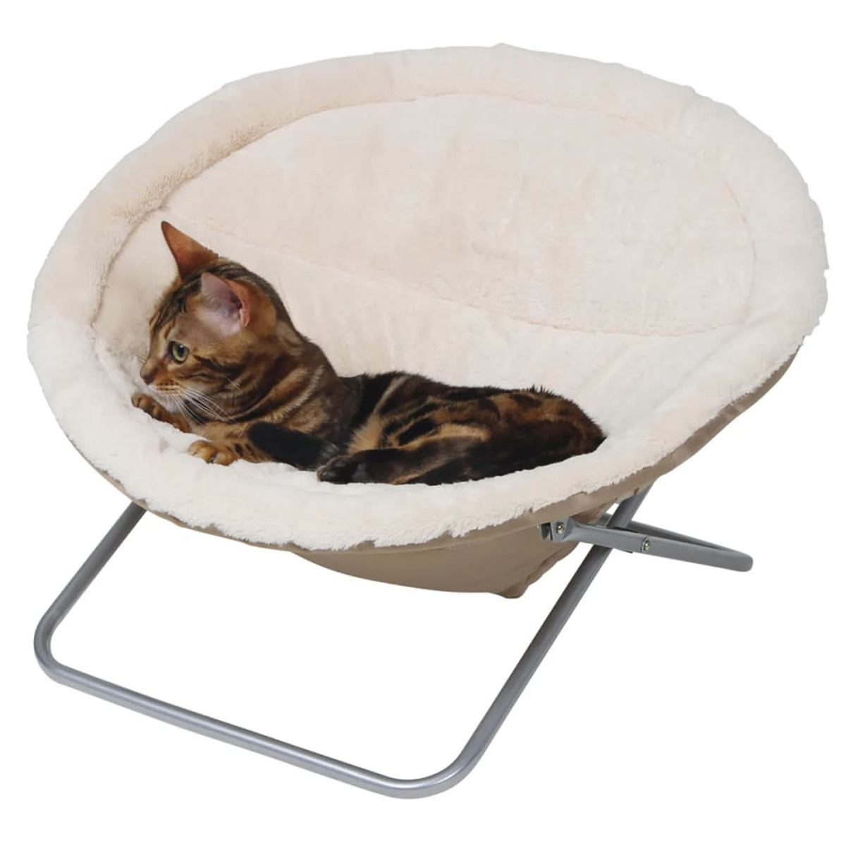 Eine Bengal-Katze ruht in einem beigen, runden Katzenbett. Das Bett steht in einem Metallrahmen.