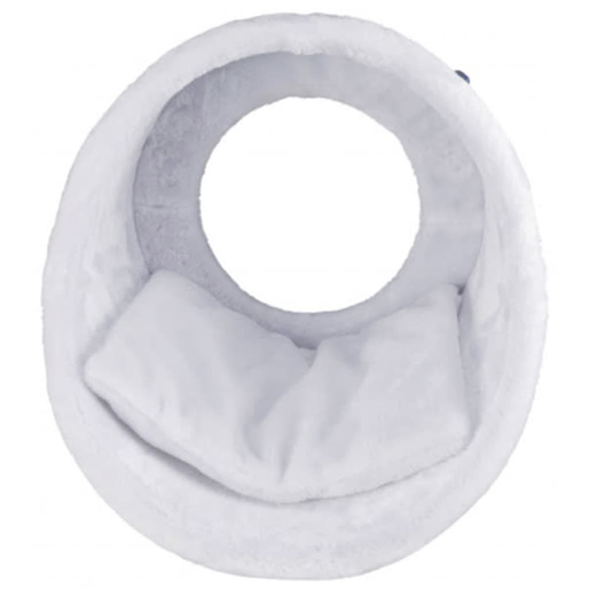 Una cama para mascotas blanca con dos almohadas blancas dentro. La cama tiene una textura esponjosa y forma ovalada.