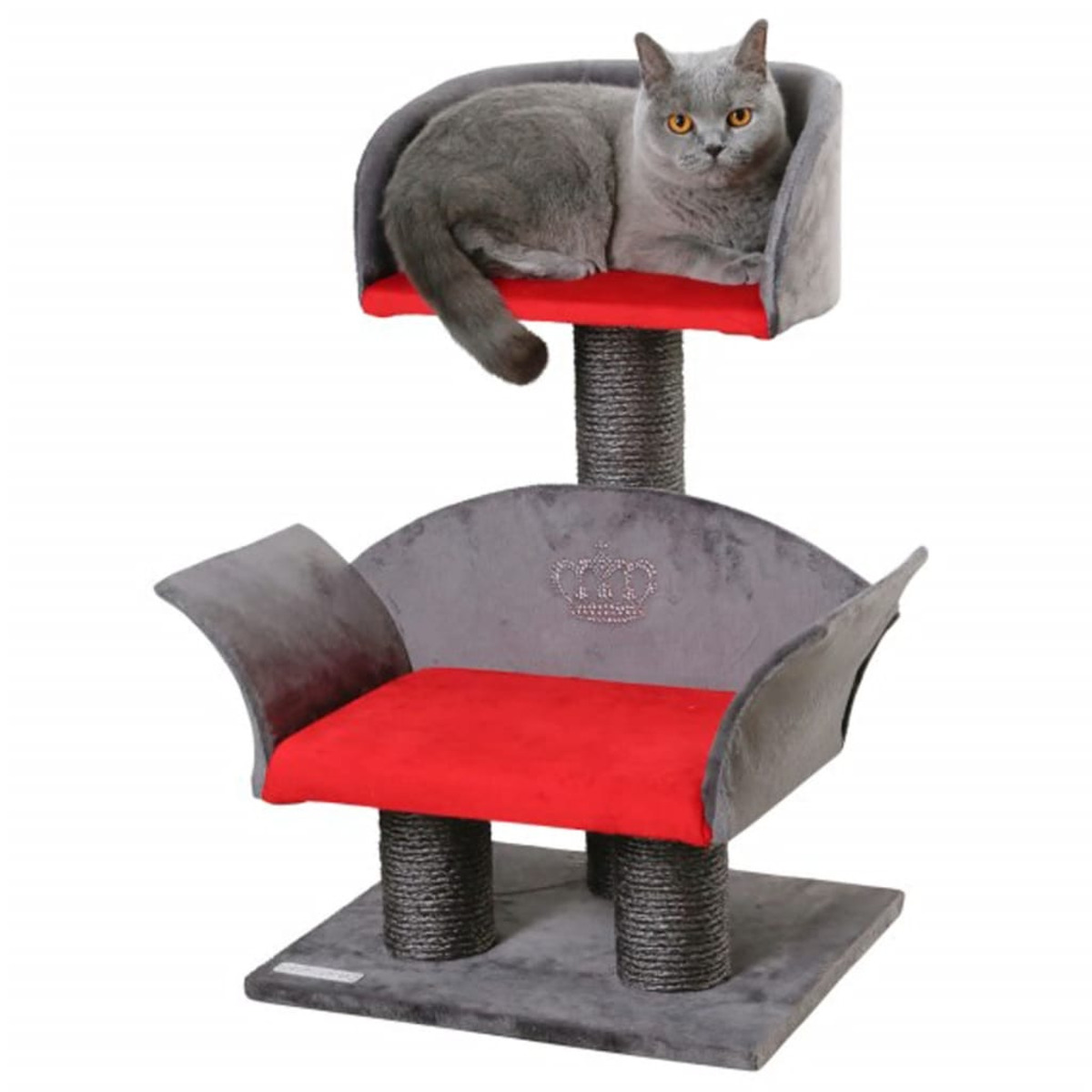 Eine graue Katze liegt auf einem zweistöckigen Katzenbaum mit roten Kissen.