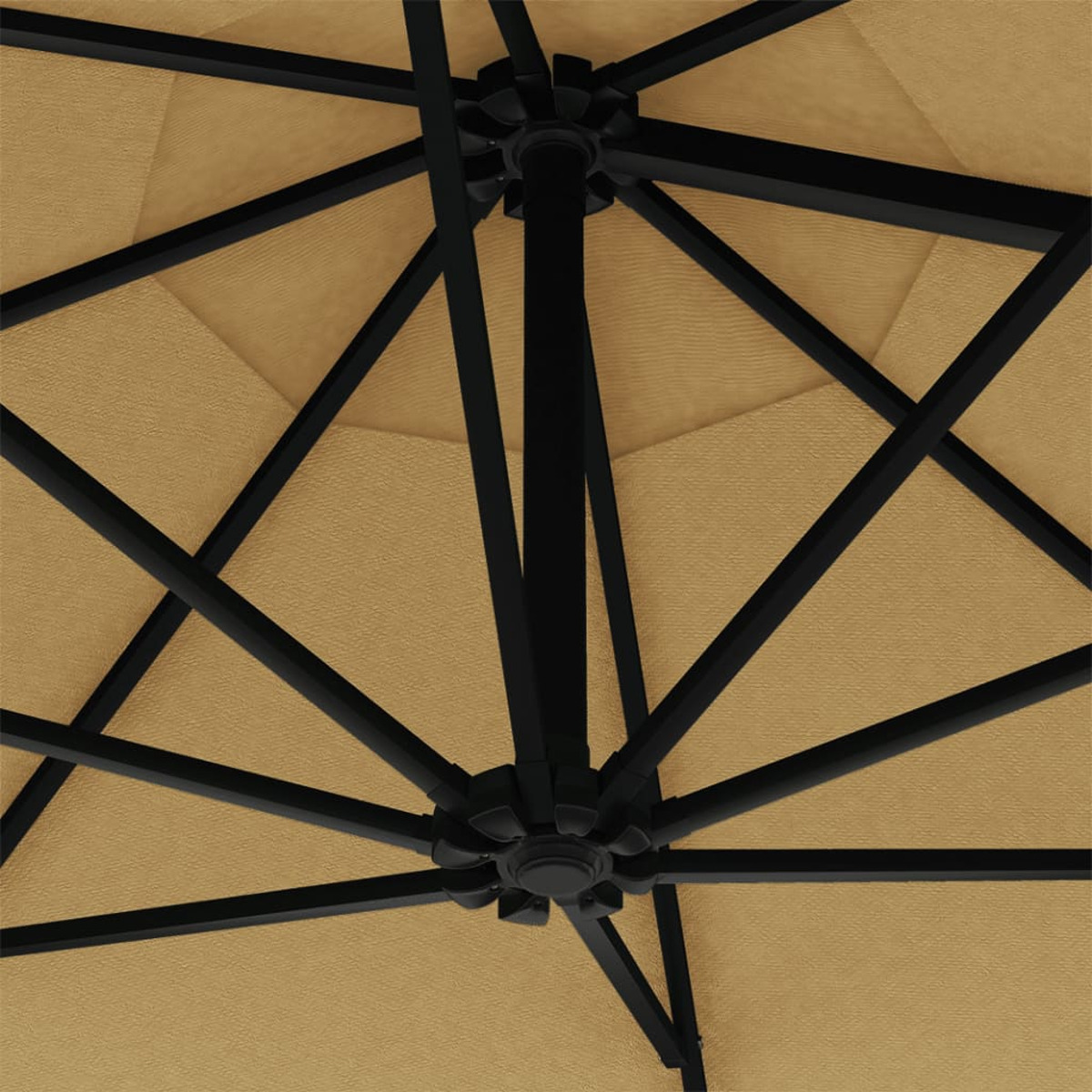 Ansicht von unten eines beigen Sonnenschirms. Schwarze Stützbalken bilden ein symmetrisches Muster.