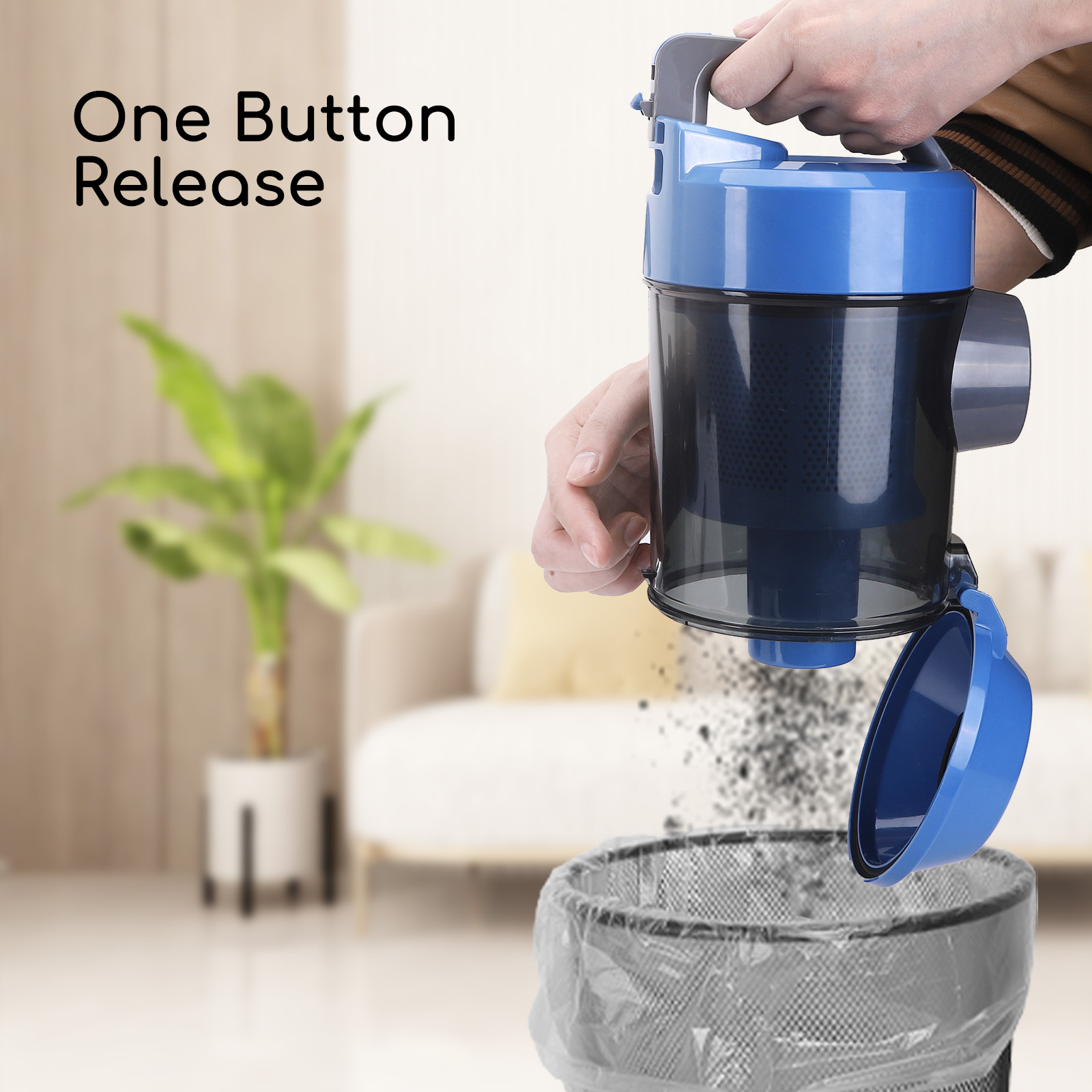 Una persona vacía un recipiente de aspiradora en un basurero. Texto: One Button Release. Fondo: sala de estar.