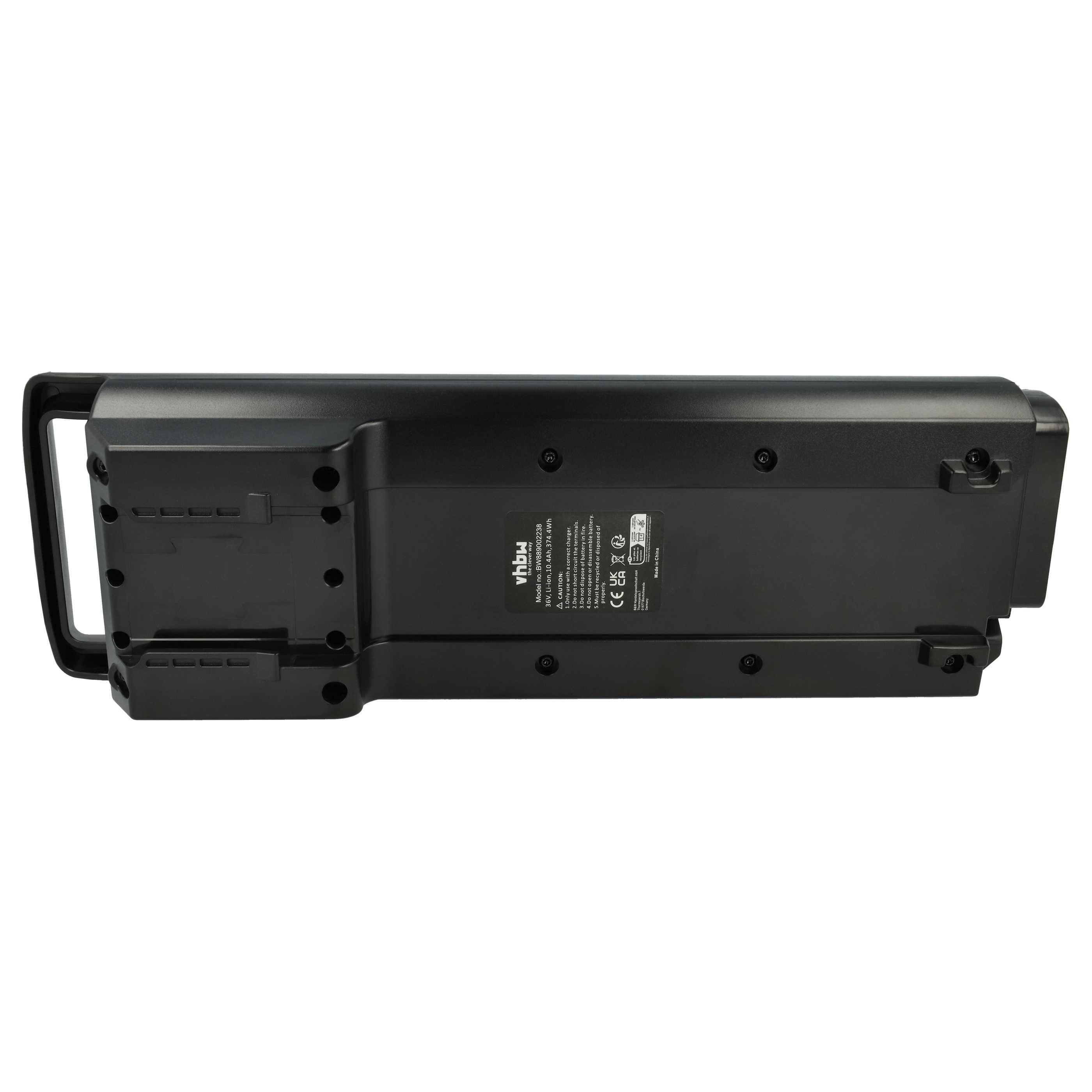 Eine schwarze Batterie mit Griff. Es hat ein Etikett auf der Rückseite mit Text und einen Griff auf der linken Seite.
