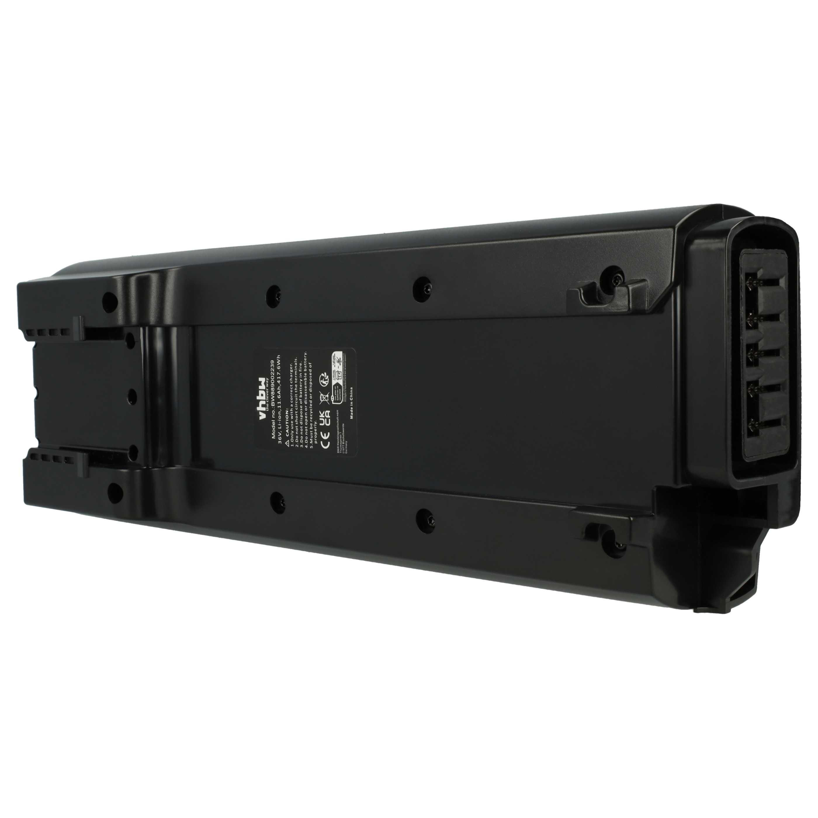 Ein schwarzes Batteriepack mit Anschlüssen und Etiketten. Es ist eine Nahaufnahme auf weißem Hintergrund.