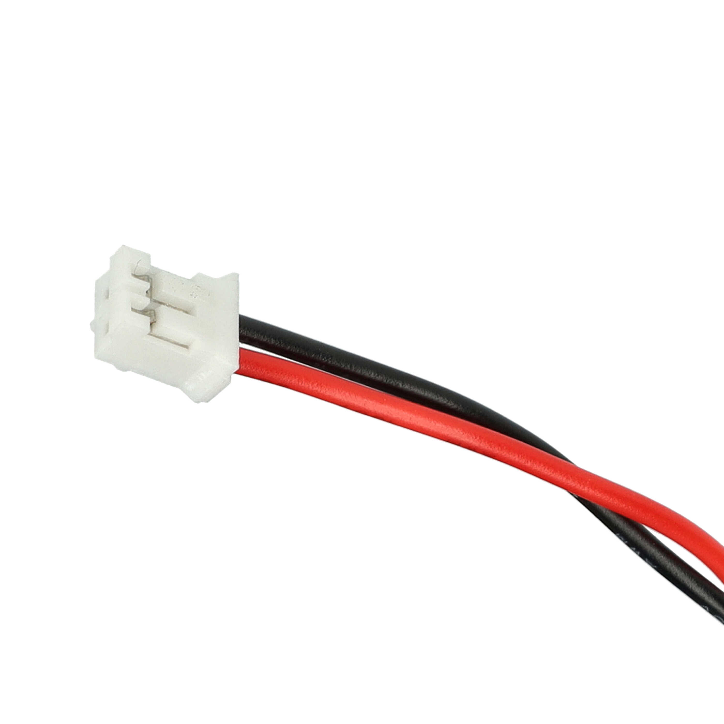 Weißer Stecker mit schwarzen und roten Drähten, vor weißem Hintergrund.