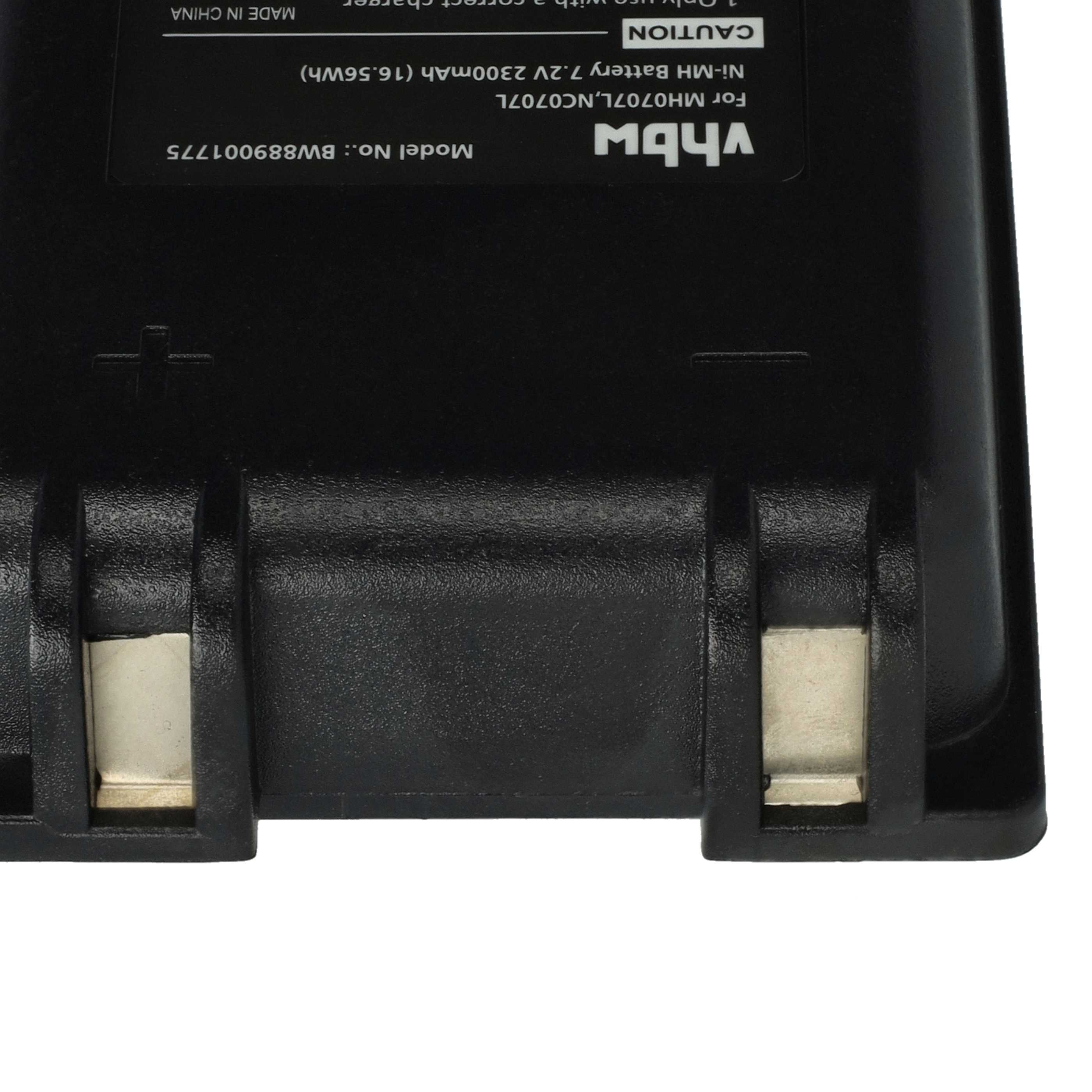 Eine schwarze Batterie mit weißem Text. Es hat zwei Metallklammern und ein Minus-/Plus-Zeichen.