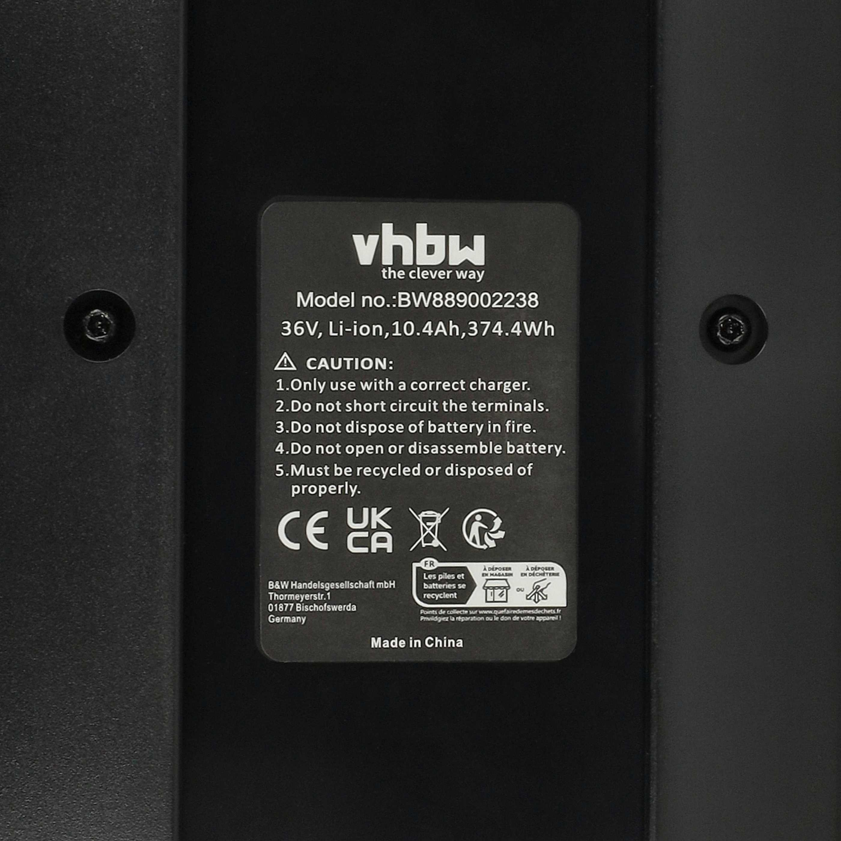 Schwarzes Etikett mit Text über eine Batterie. Enthält CE-, UKCA-Zeichen und Recyclingsymbole.