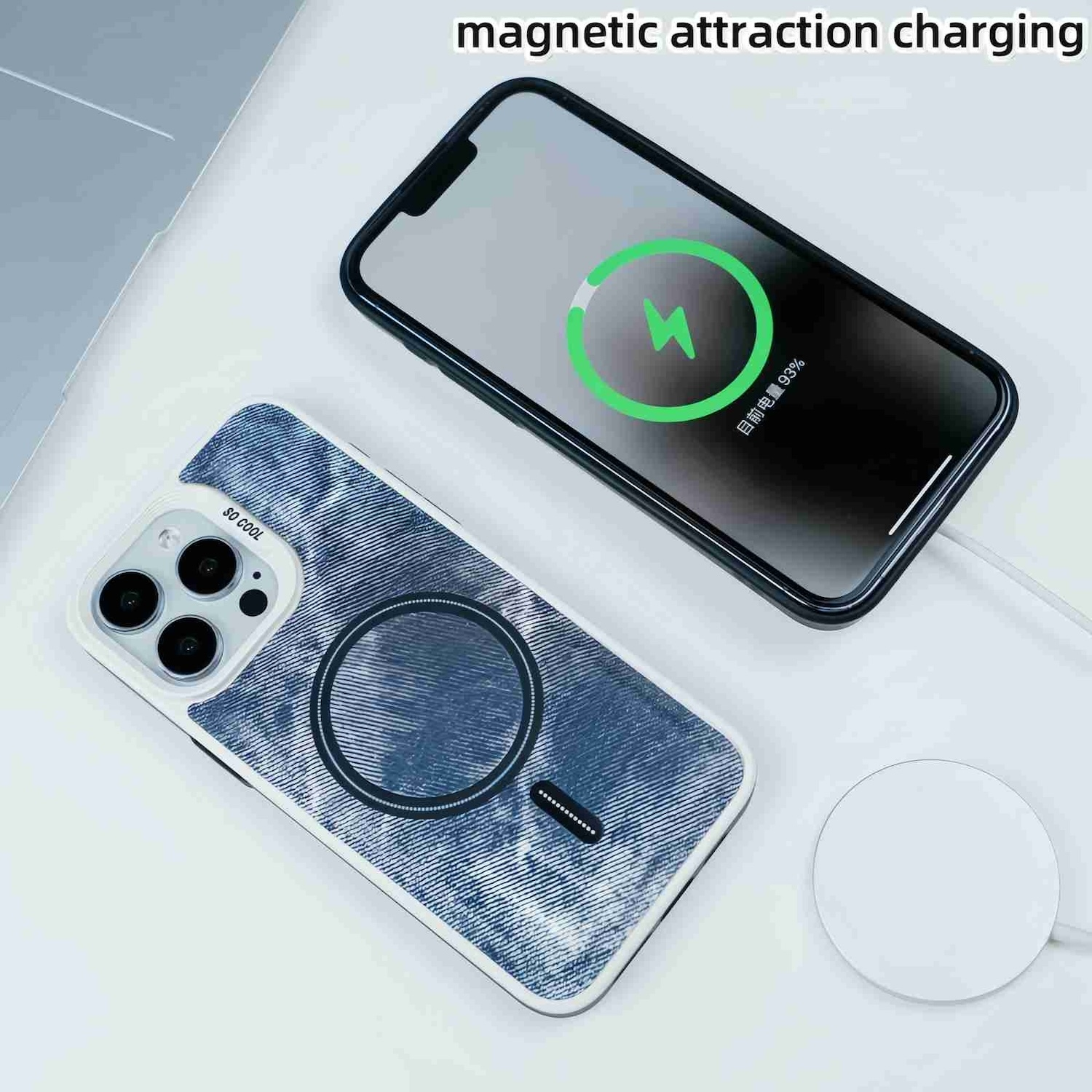 Schwarzes Telefon, das drahtlos auf einer weißen Oberfläche geladen wird, daneben eine Hülle.