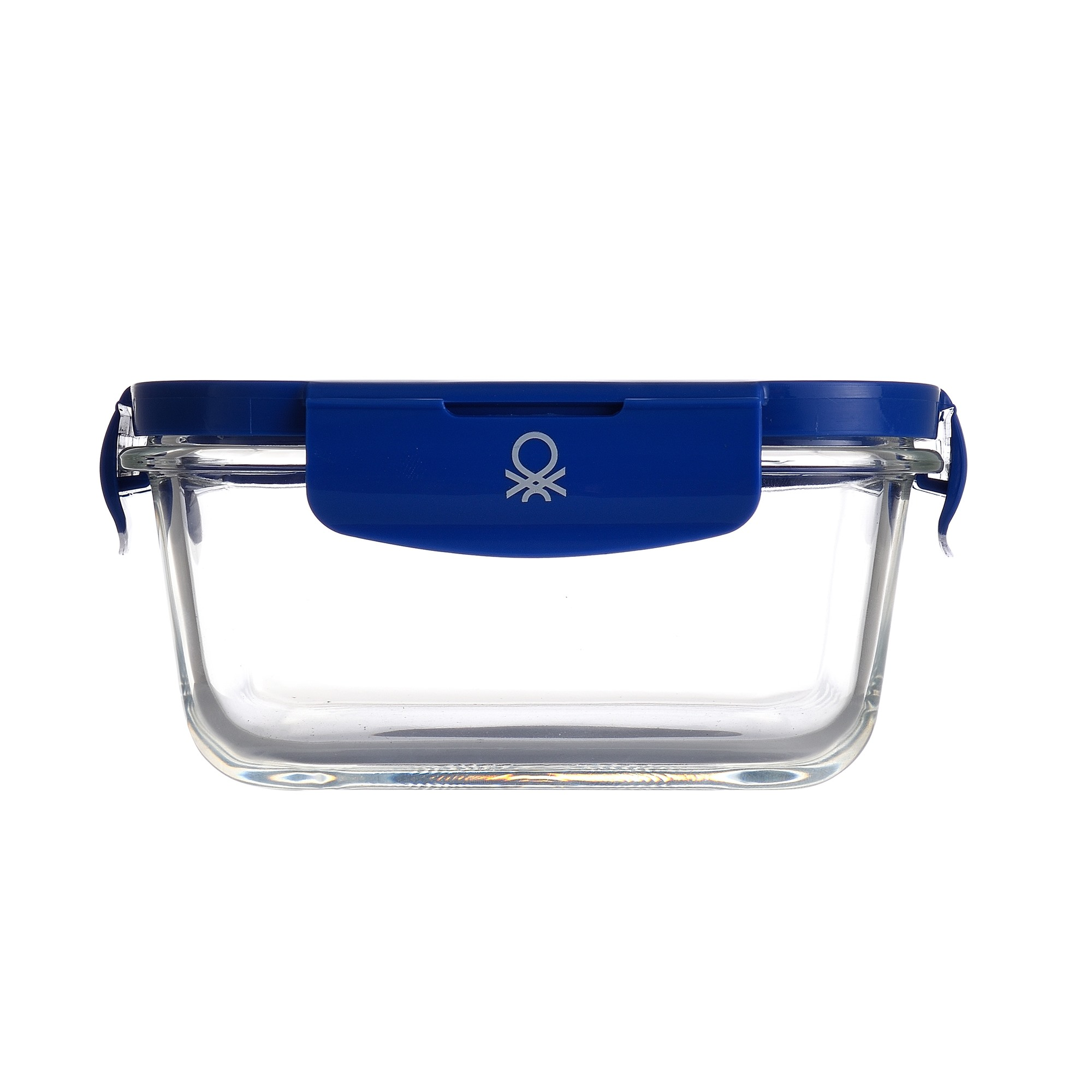 Un recipiente de vidrio rectangular transparente con tapa de plástico azul, fondo blanco.