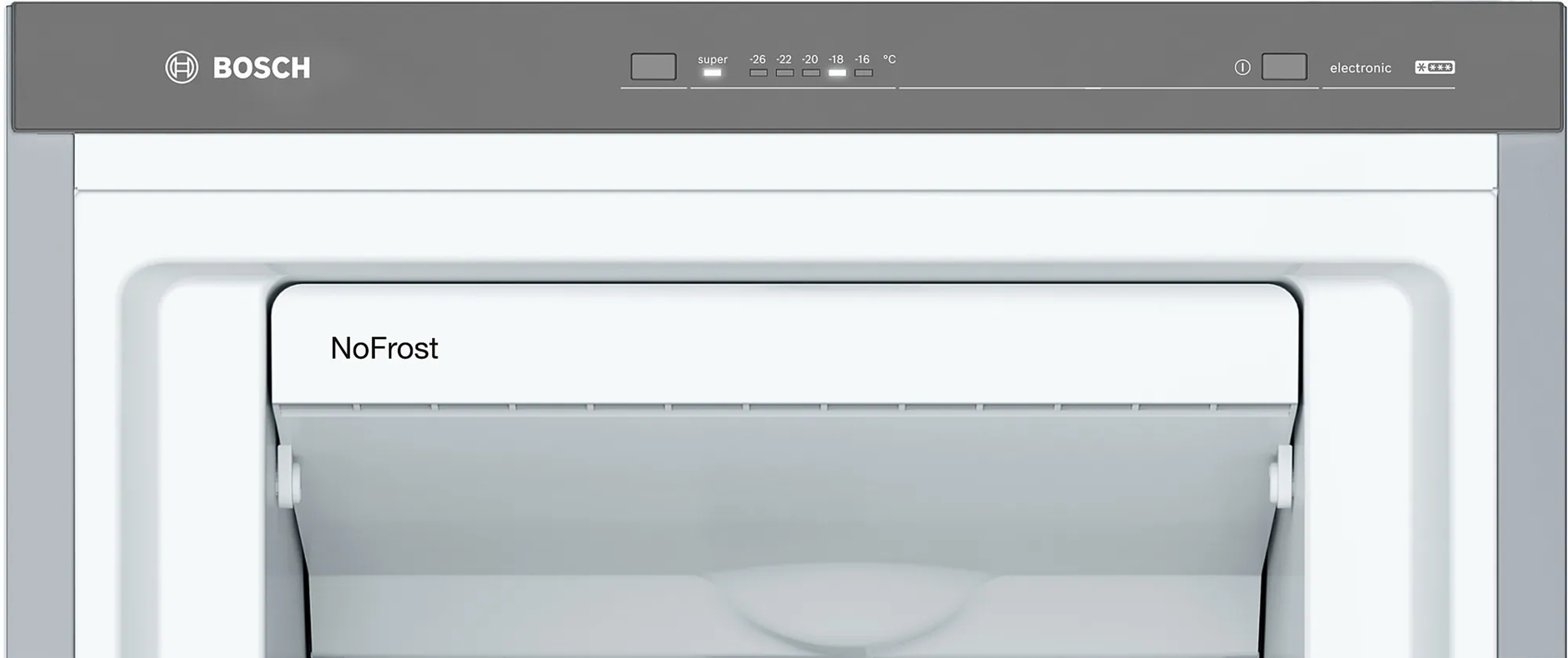 Primer plano del interior de un refrigerador Bosch, con la etiqueta NoFrost sobre el congelador.