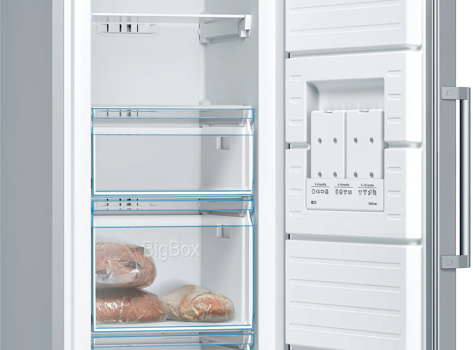Interior de refrigerador blanco abierto con estantes, cajones y alimentos congelados.