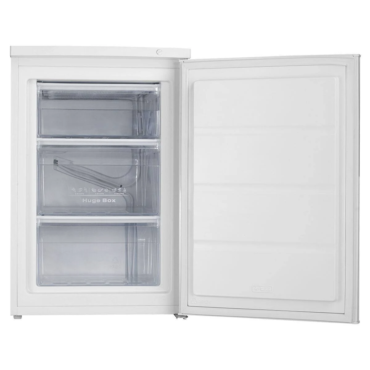 Un congelador blanco con la puerta abierta. Tiene tres cajones transparentes en el interior.
