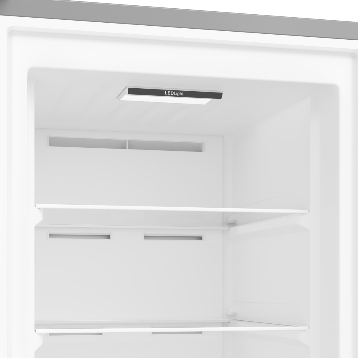 Interior de un refrigerador blanco. Tiene estantes y una luz LED. El espacio está vacío.