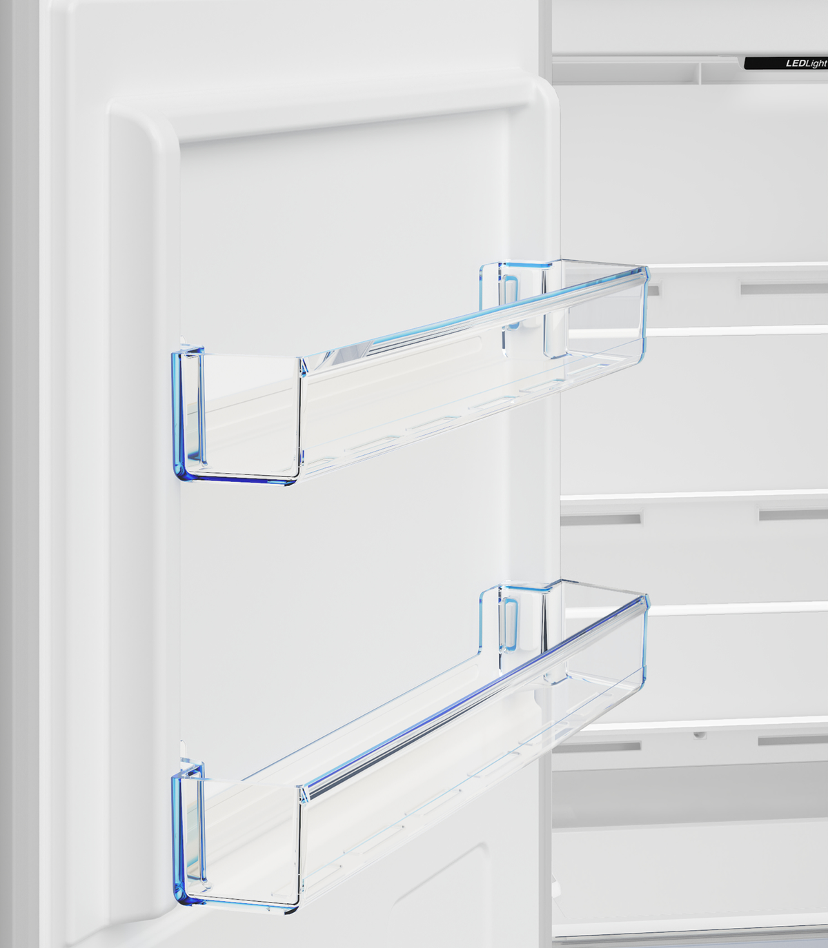 Estantes de refrigerador con detalles azules.