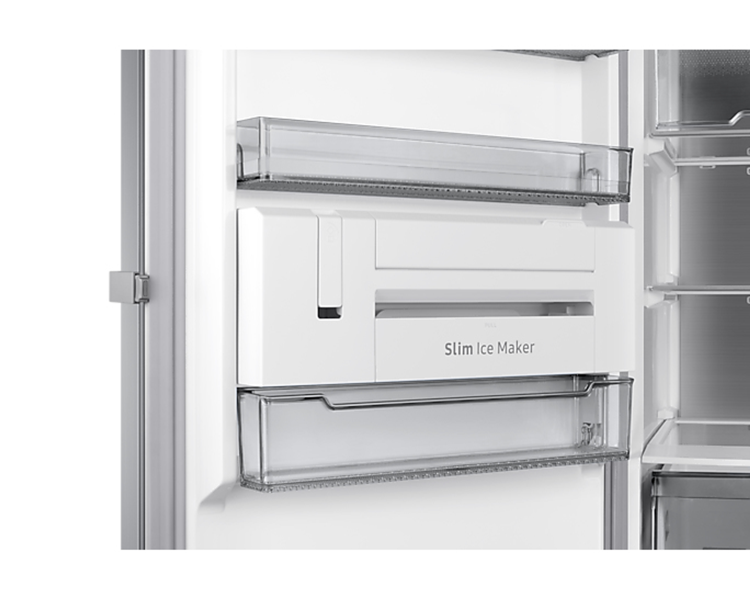 Interior de refrigerador con máquina de hielo. Dos estantes transparentes y un 'Slim Ice Maker'.