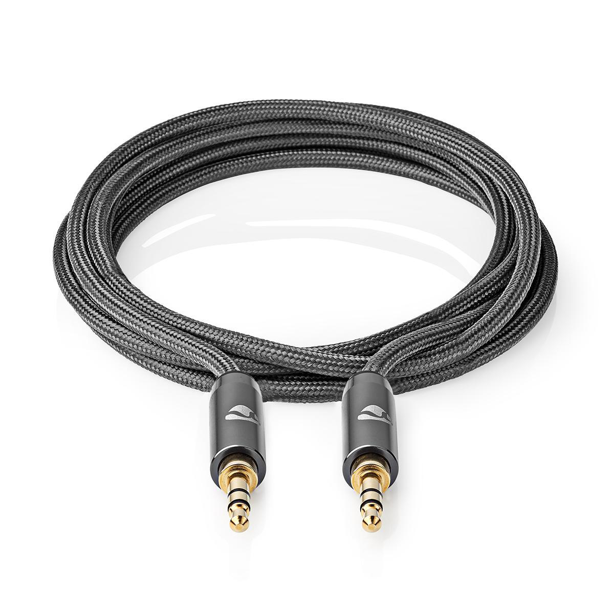 Een opgerolde zwarte audiokabel met vergulde connectoren. De kabel ligt op een witte achtergrond.