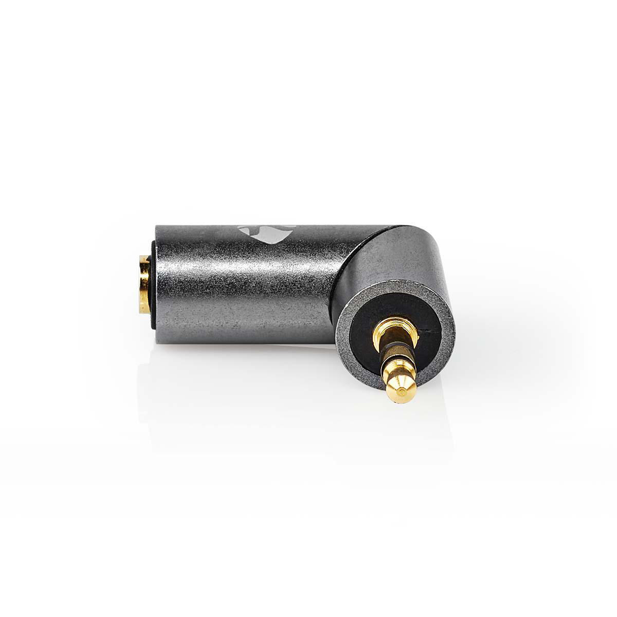Schuine audio-aansluiting, metallic grijze kleur met goudkleurige contacten op wit.