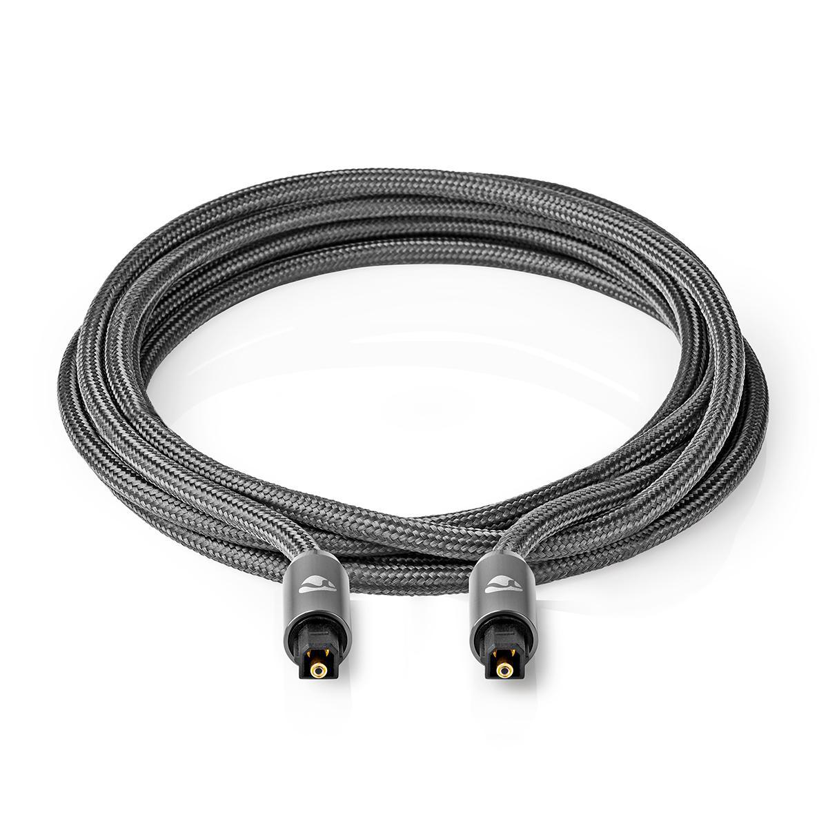 Un câble audio optique gris enroulé avec deux connecteurs, sur fond blanc.
