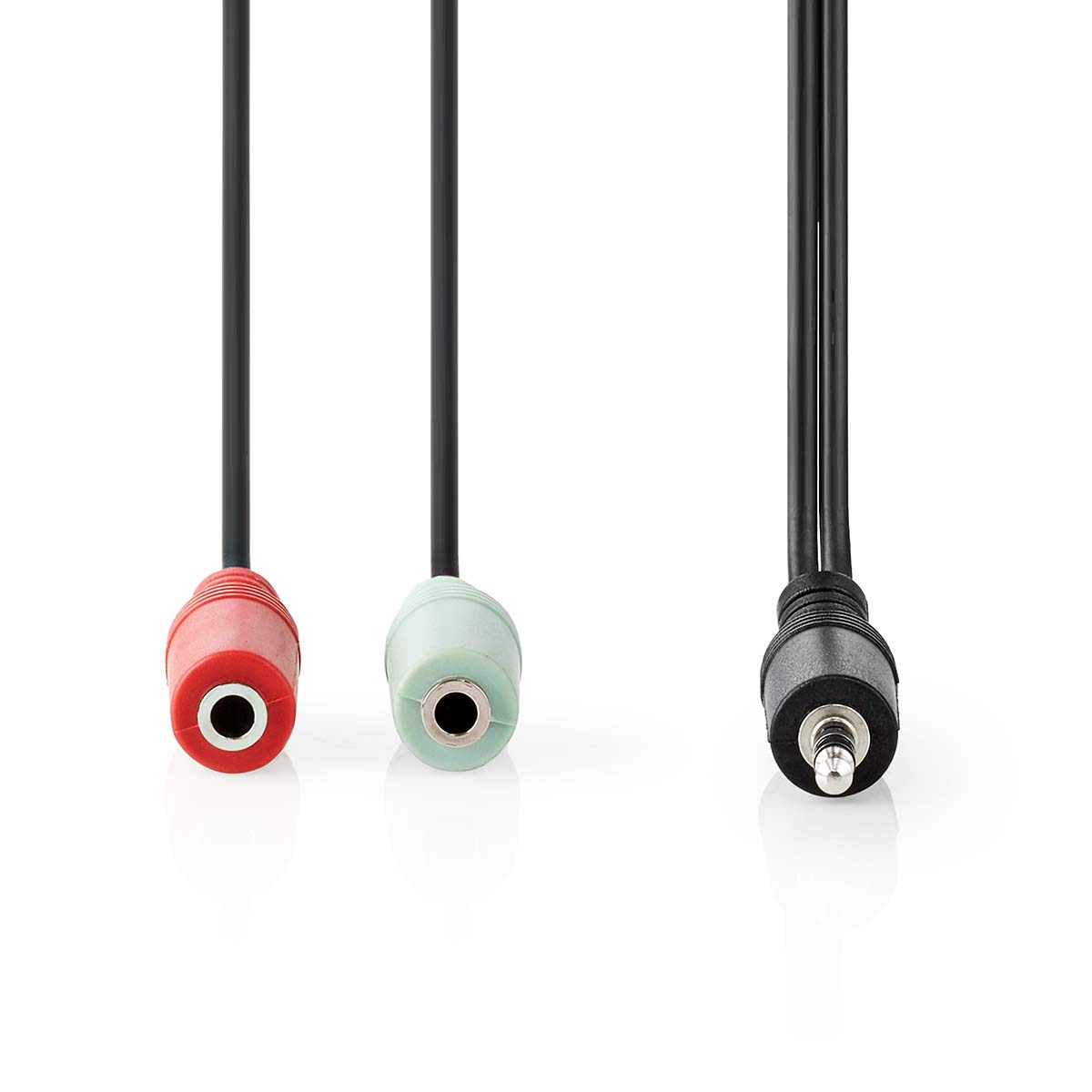 Tre cavi audio con spine di diversi colori: rosso, verde e nero. Sono collegati a una superficie bianca.