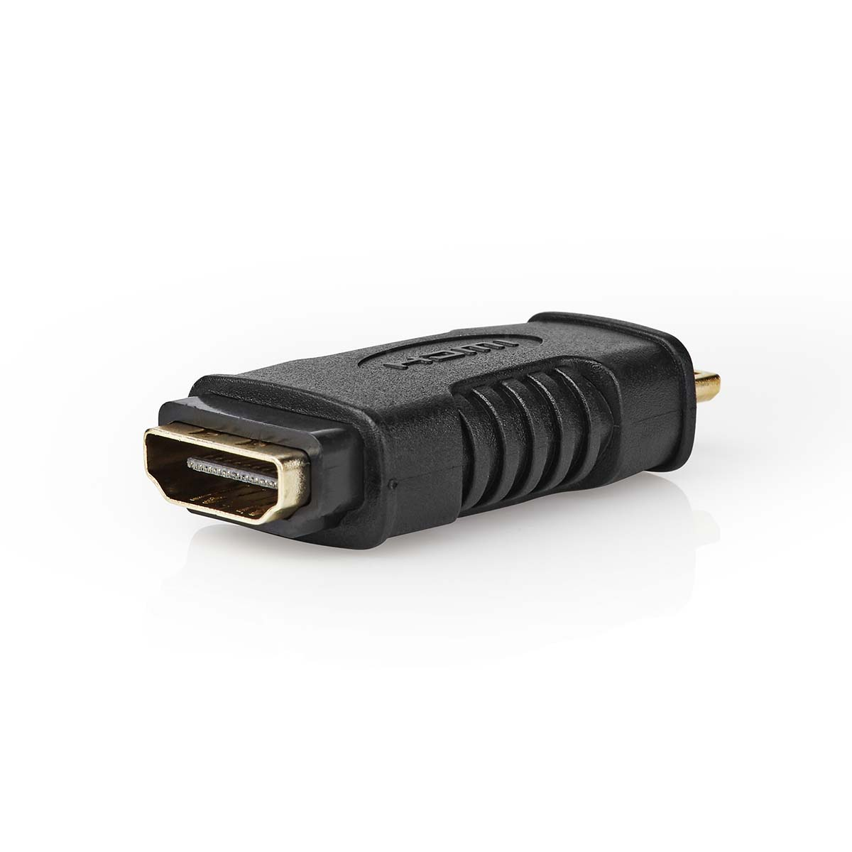 Schwarzer HDMI-Adapter. Goldfarbener Stecker. Weißer Hintergrund.
