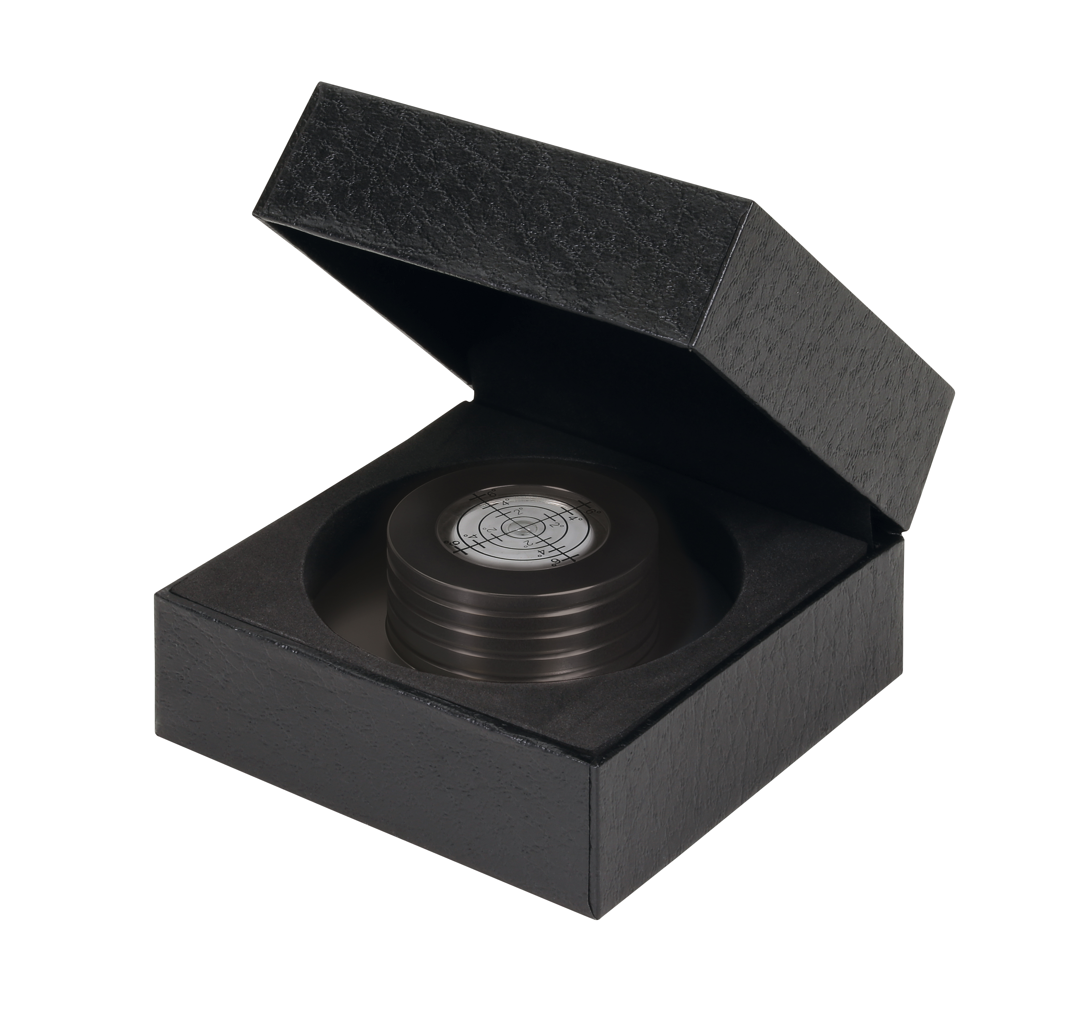 Schwarze Box mit einem Nivelliergerät, mit offenem Deckel, auf einer weißen Oberfläche.