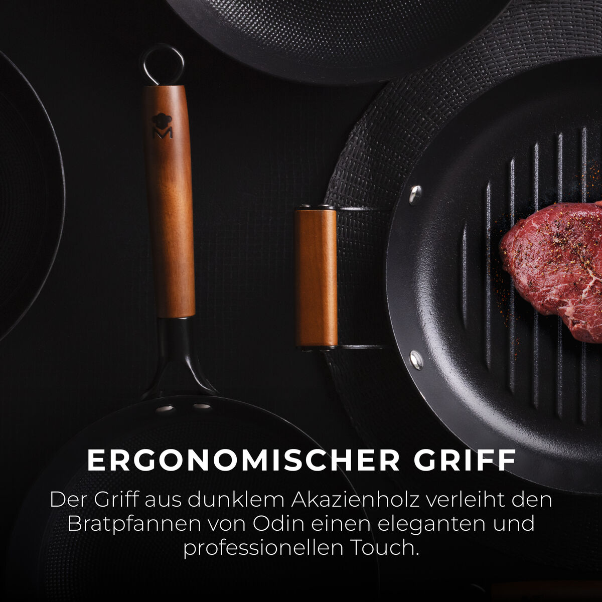 Bratpfanne mit Steak auf schwarzer Oberfläche. Der Hintergrund ist schwarz.