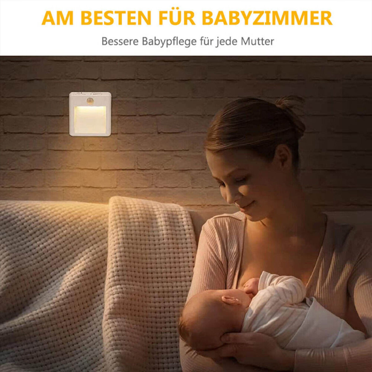 Eine Mutter stillt ihr Baby. Eine Wandlampe im Hintergrund beleuchtet die Szene.