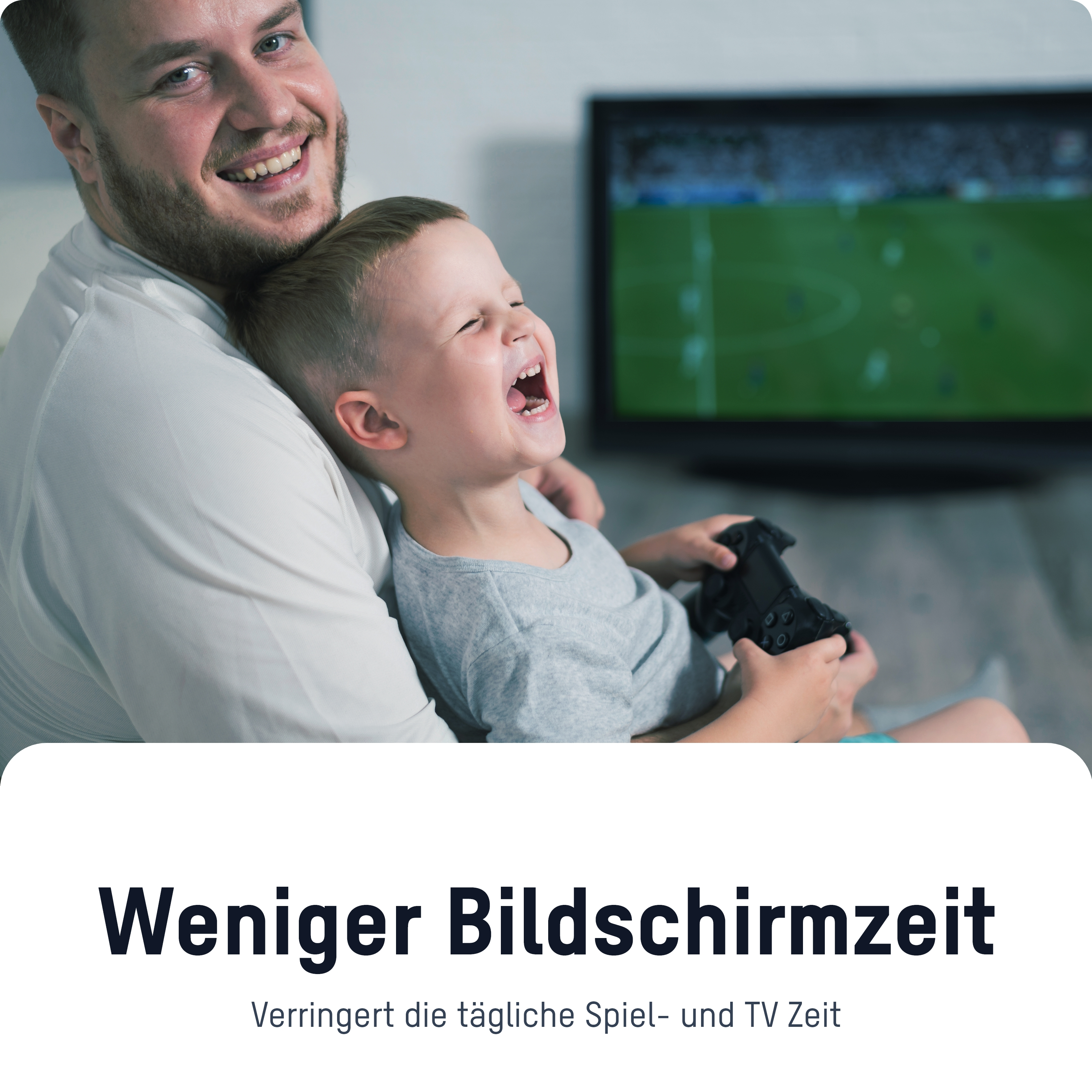 Ein Mann und ein Junge lachen, während sie fernsehen. Text darunter: 'Weniger Bildschirmzeit'.
