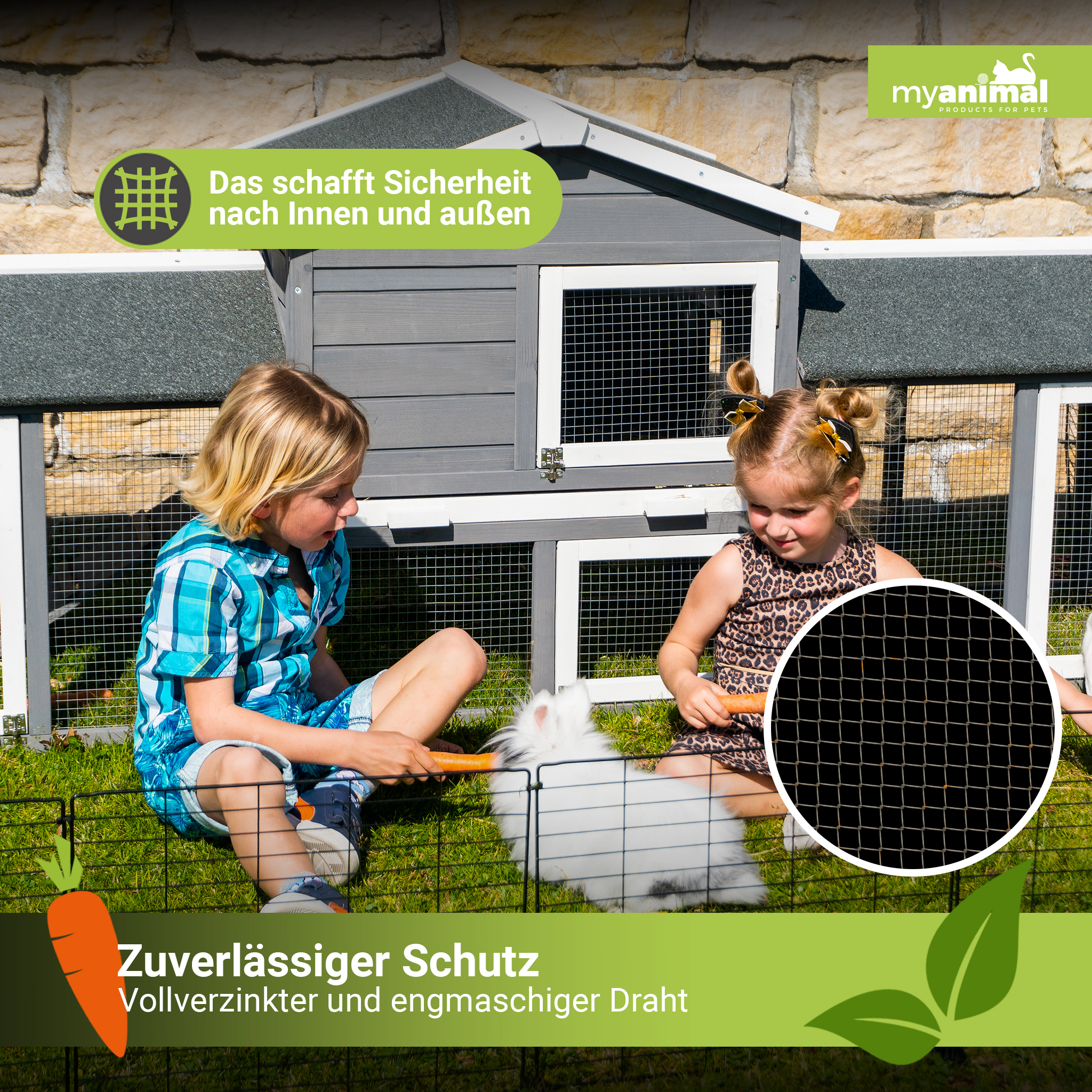 Zwei Kinder füttern ein weißes Kaninchen in einem umzäunten Gehege im Freien.