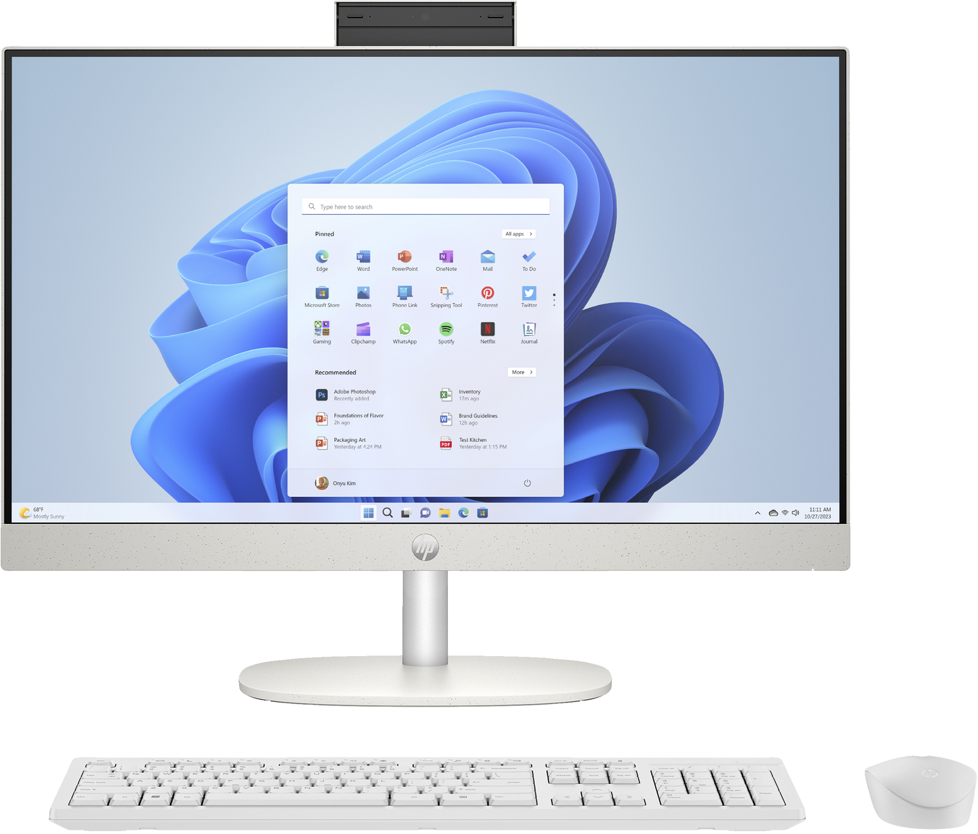 Biały komputer HP all-in-one z monitorem, klawiaturą i myszą na stole.