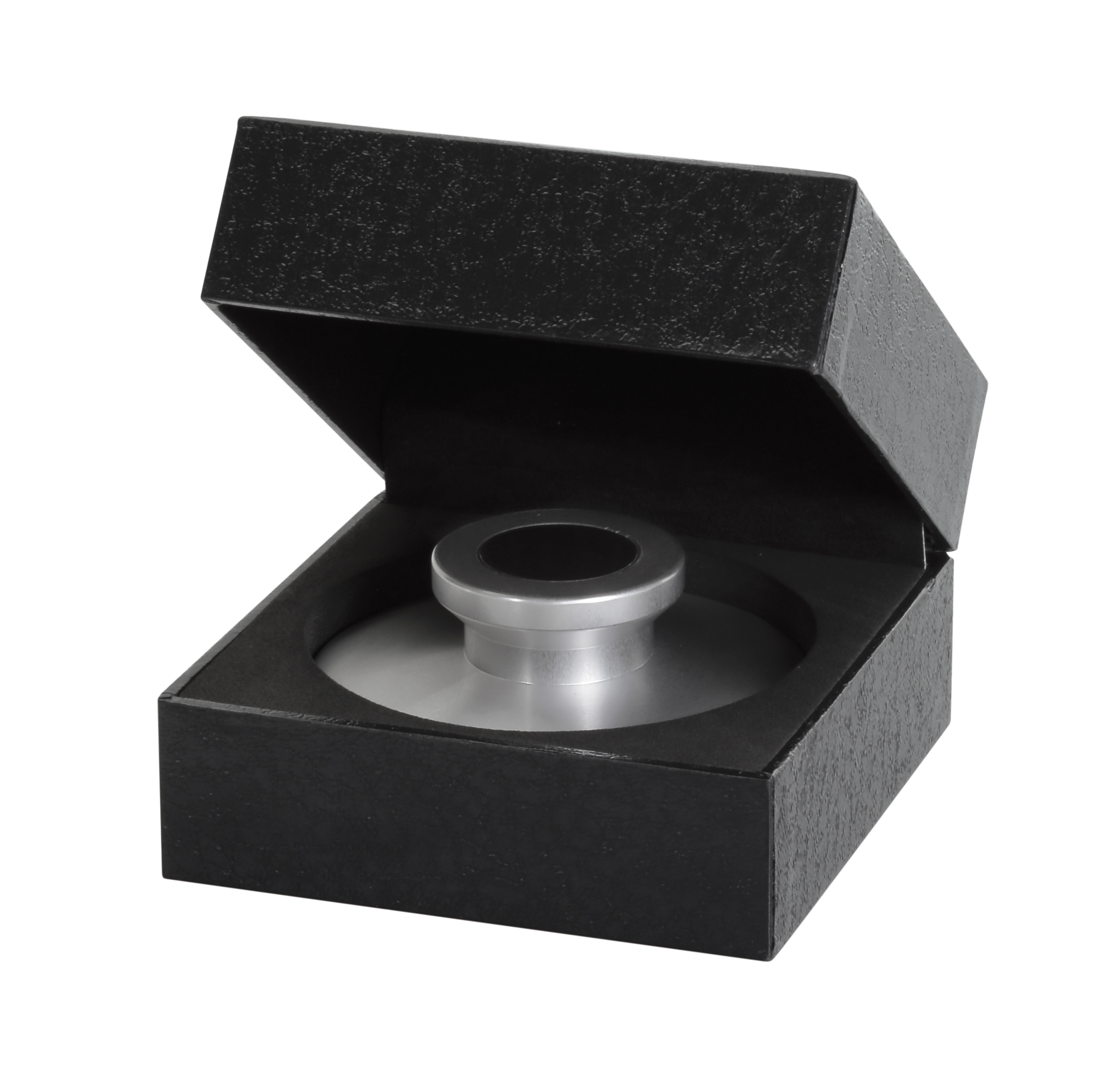 Eine schwarze Box mit einem silbernen Plattenspieler-Gewicht im Inneren, auf weißem Hintergrund.