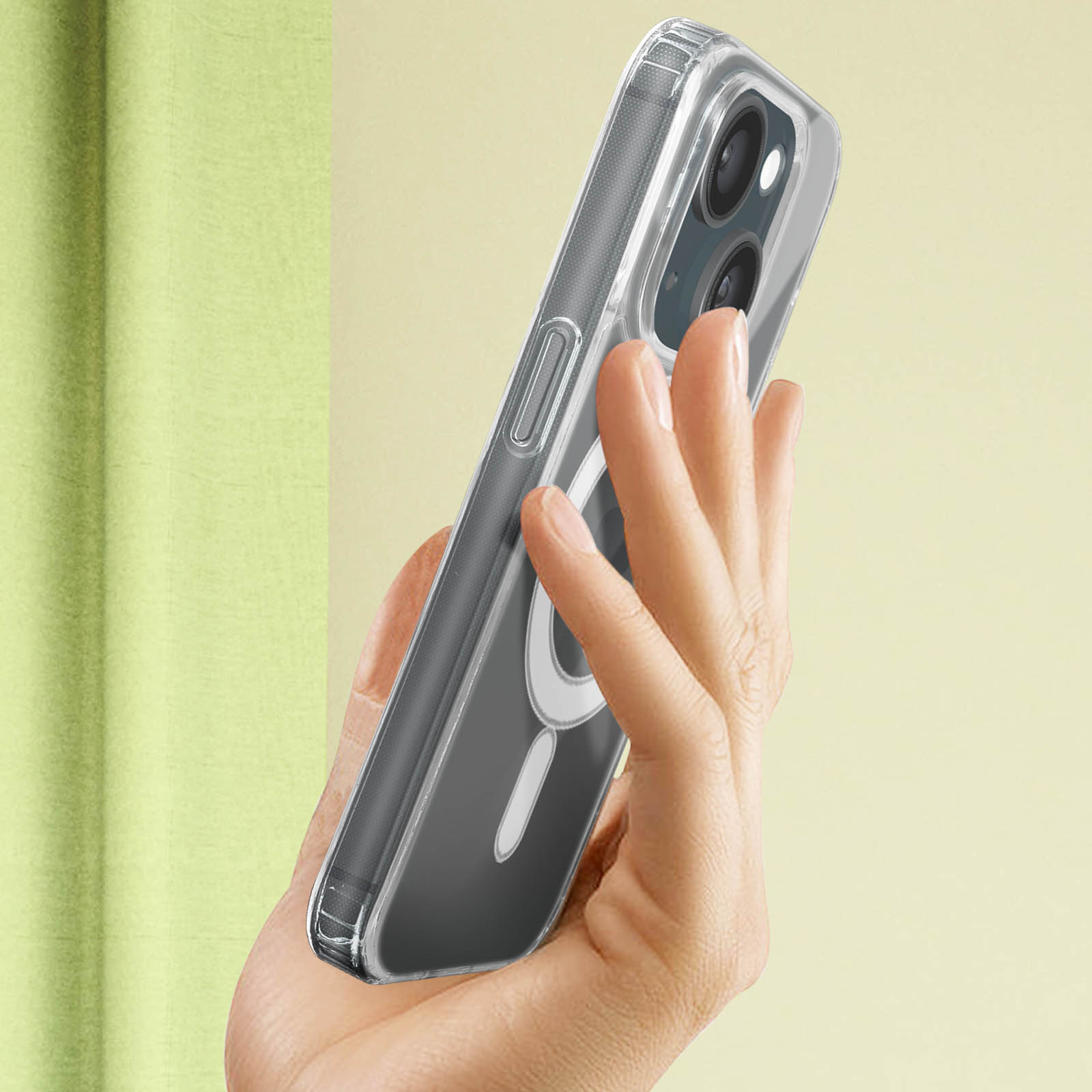 Hand, die eine transparente Handyhülle über grünem Hintergrund hält. Telefon ist sichtbar.