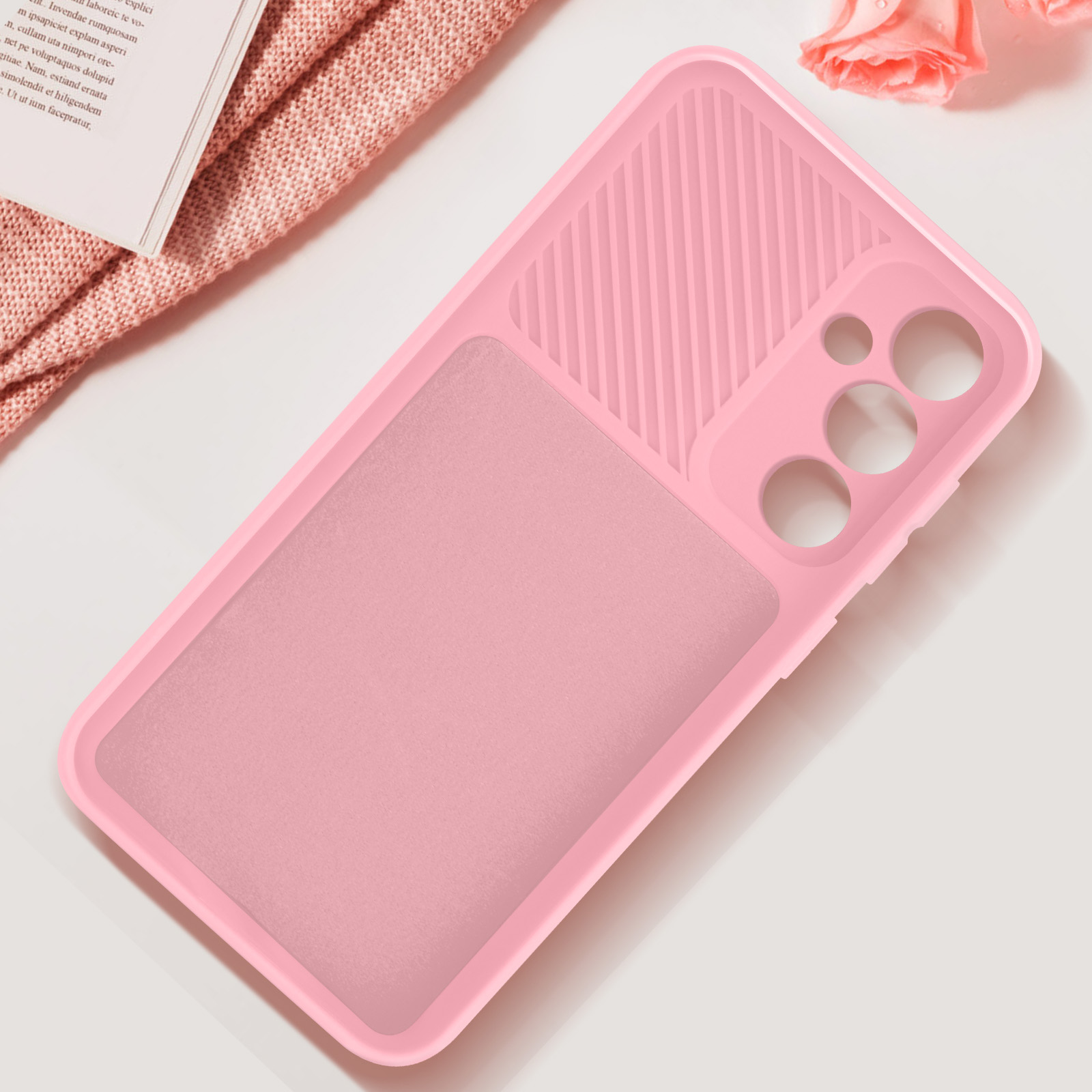 Una custodia per telefono rosa, vista dall'alto. La custodia ha un retro strutturato e un ritaglio per la fotocamera. Rosa rosa sullo sfondo.