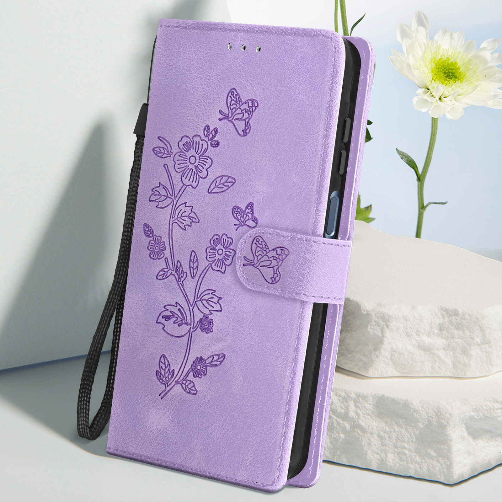 Una custodia per telefono viola con un design floreale e farfalle. È attaccato un cinturino.