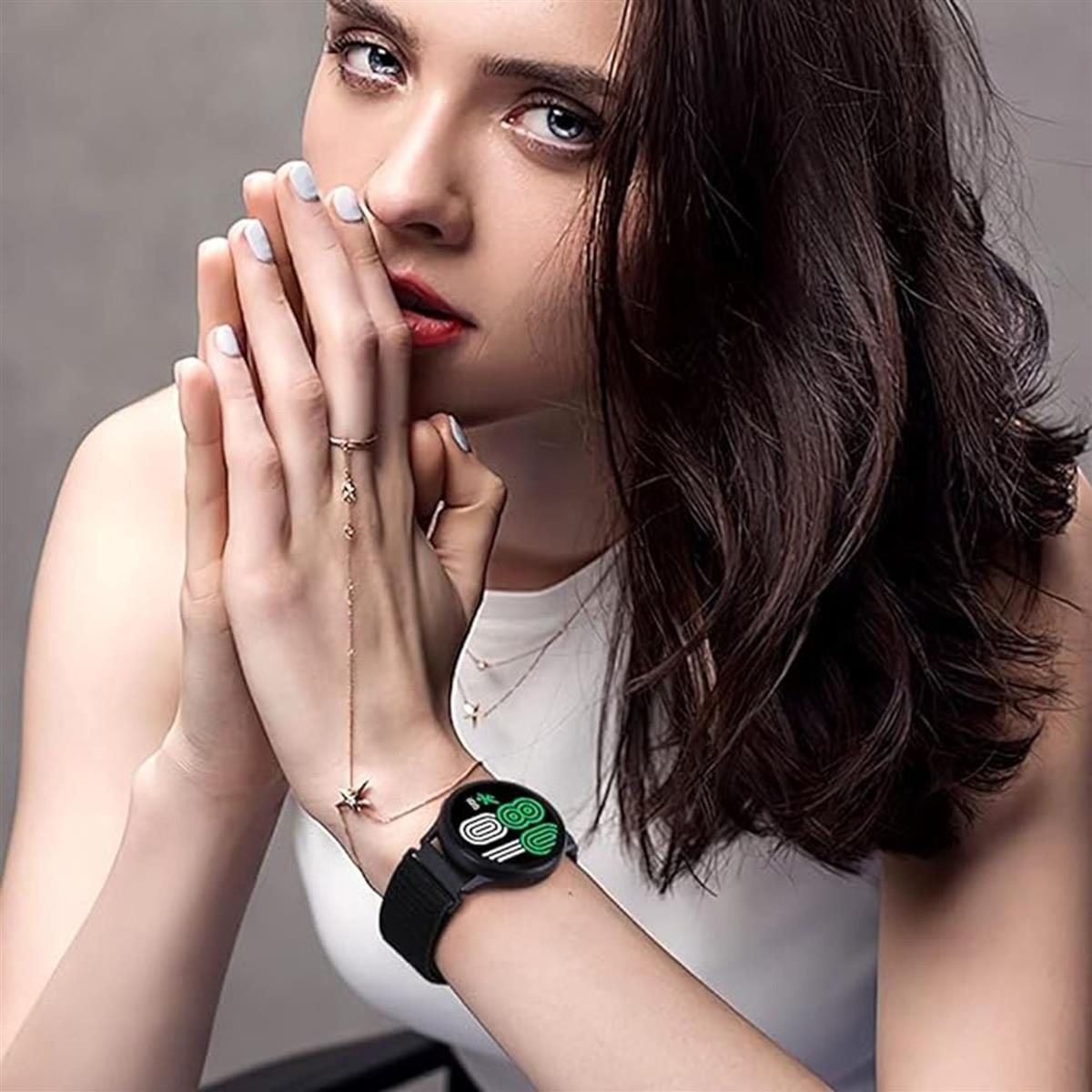 Frau mit Smartwatch. Schwarzes Armband, grünes Display. Sie trägt ein weißes Hemd.