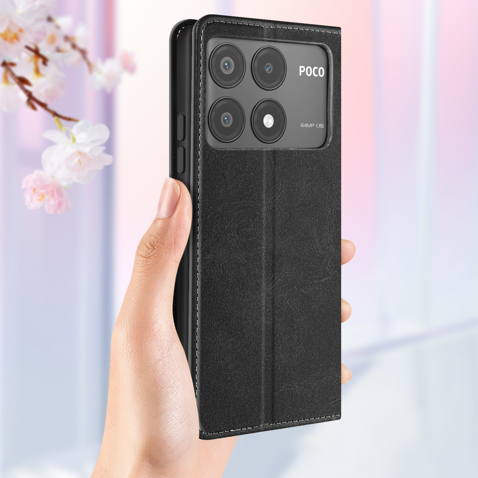 Custodia nera su telefono tenuto in mano; presenta rilievo fotocamera e logo POCO.