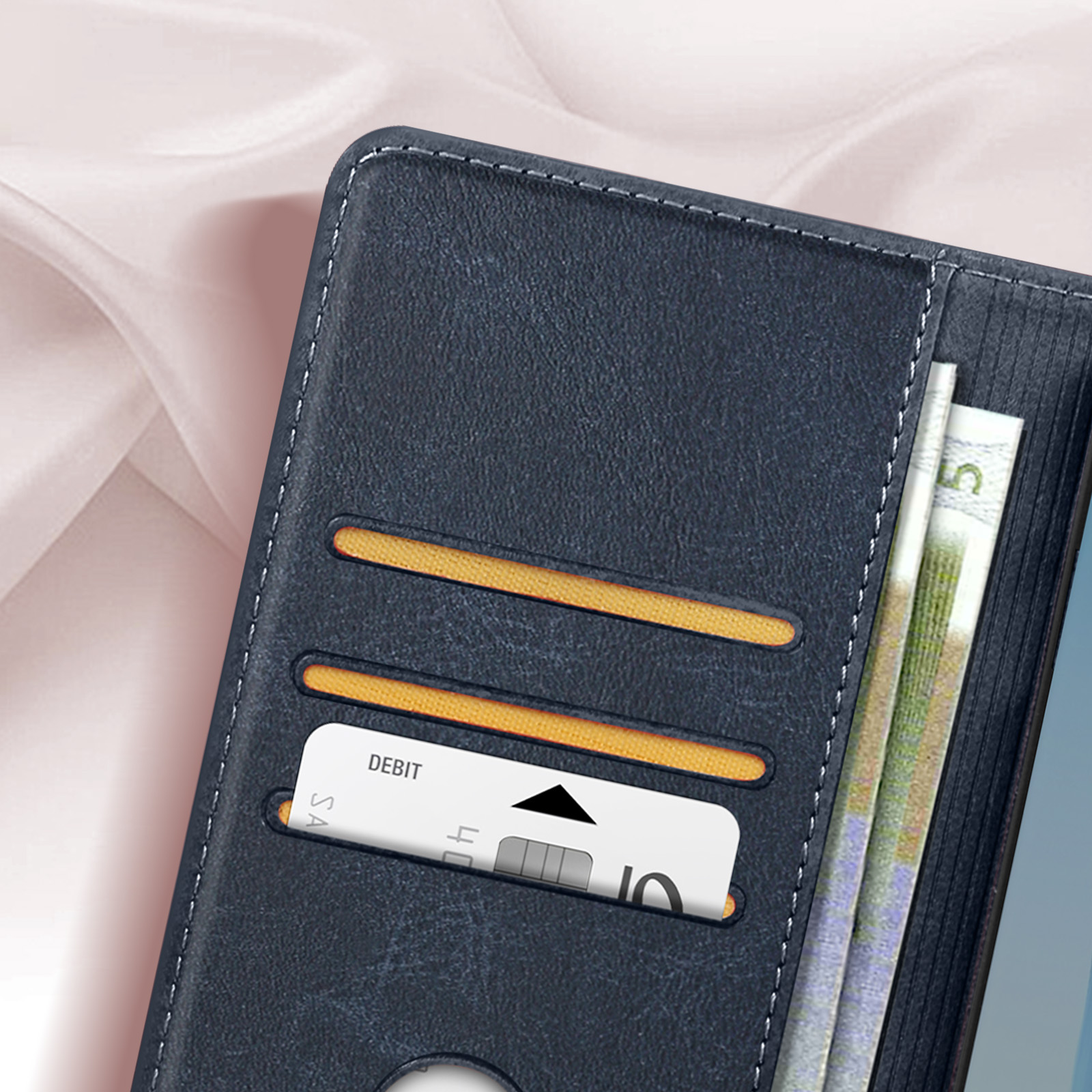 Un portafoglio blu navy con una carta e contanti all'interno.