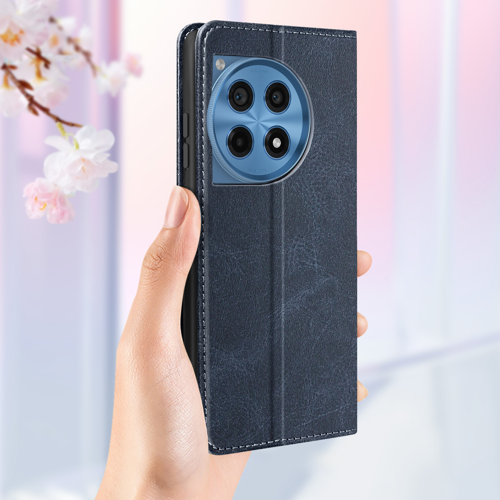 Una mano che tiene una custodia per telefono blu scuro con un obiettivo della fotocamera. La custodia ha una superficie strutturata.